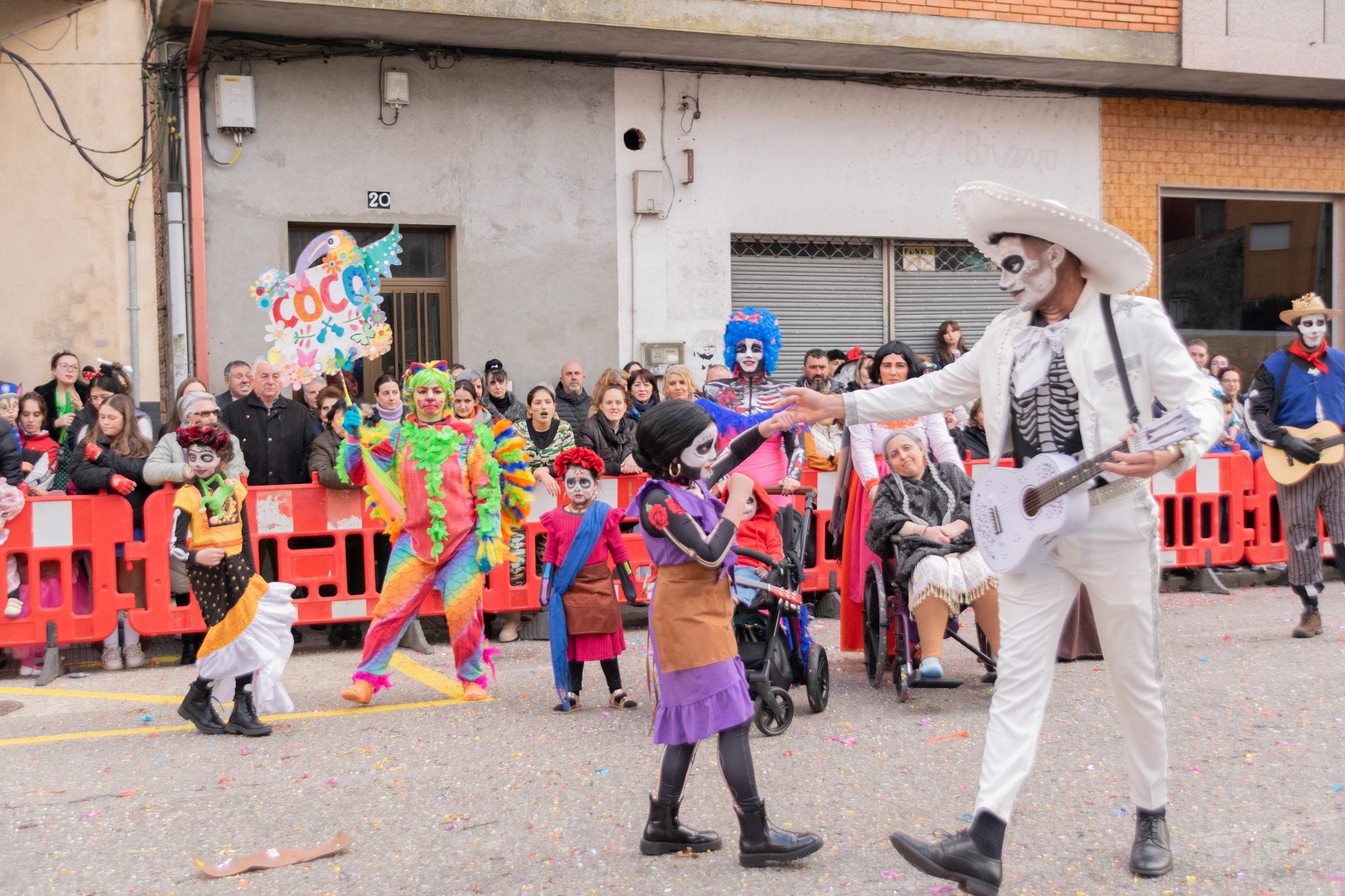 A Cañiza volve a superarse este sábado coa celebración do Concurso de Comparsas