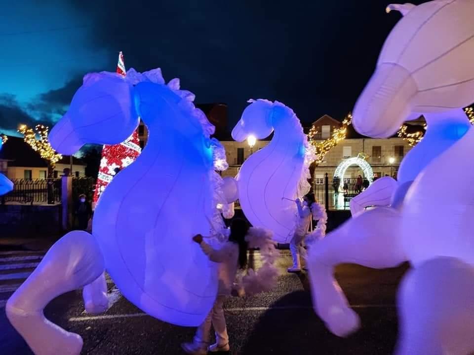 Cabalgata de Reis 2022. momento do desfile polas rúas da Vila