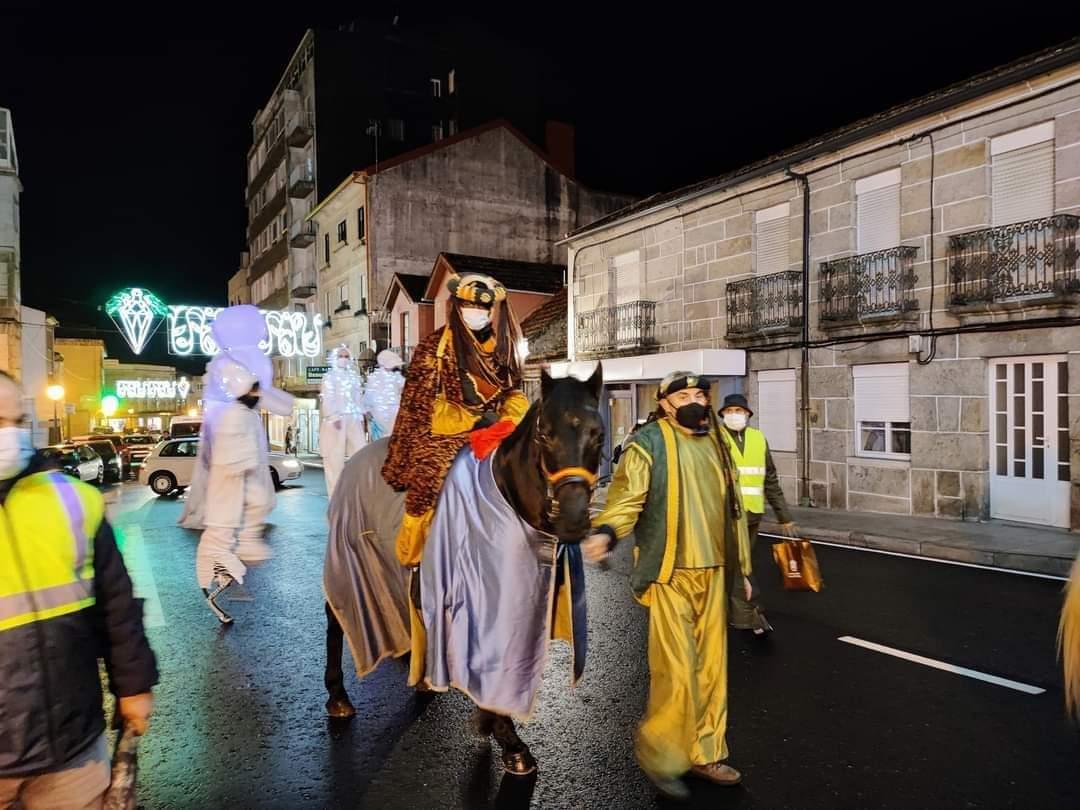 Cabalgata de Reis 2022. momento do desfile polas rúas da Vila