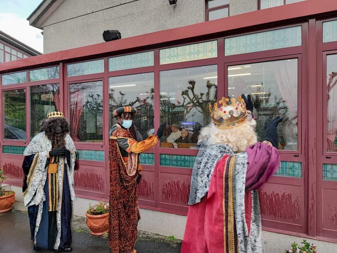 Cabalgata de Reis. Visita á Residencia de Maiores de Valeixe