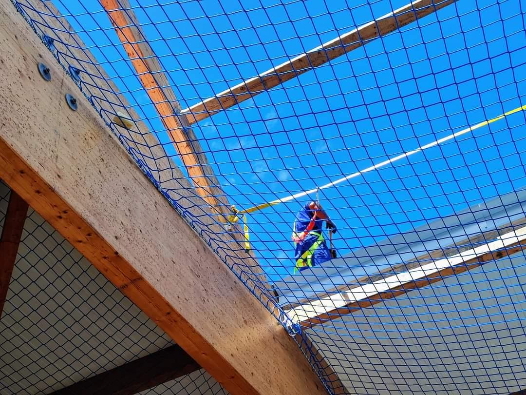 detalle de las obras de reforma de la cubierta de la piscina climatizada