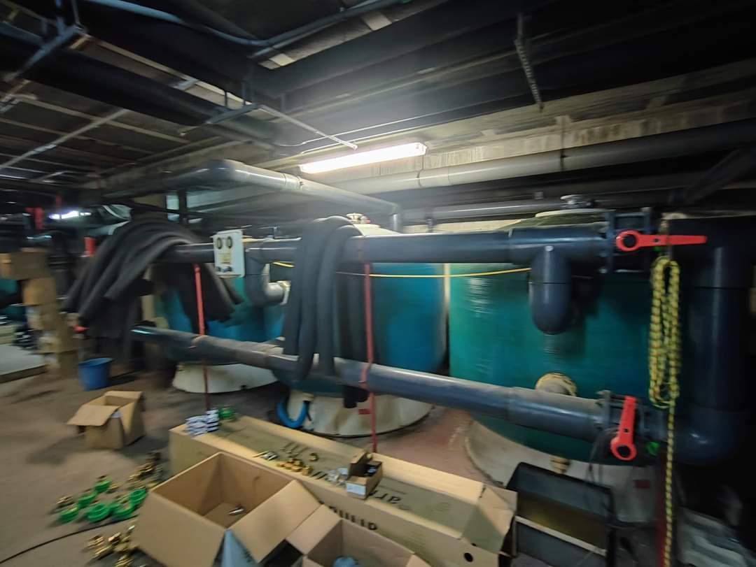 instalación de los silos de pelets de la caldera en la sala tecnica