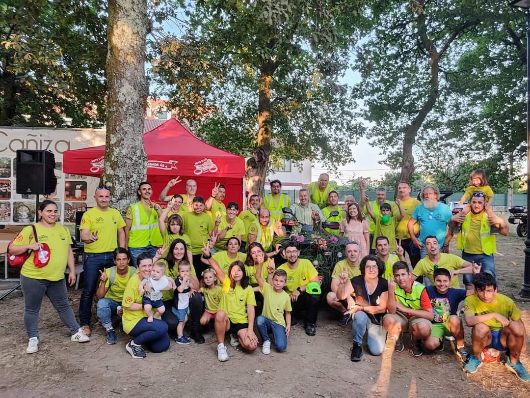 foto de familia da XI Xuntanza Moteira celebrada na honra de San Cristovo este 23 de xullo na Carballeira do Cacharado