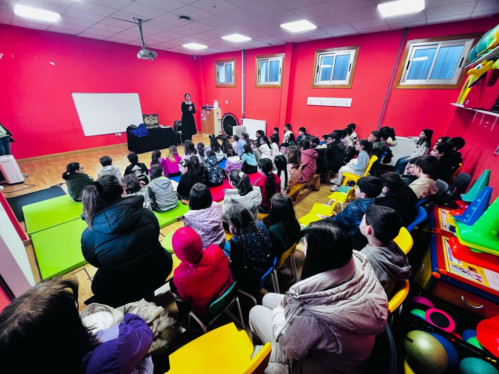 Educando en igualdade: A Cañiza avanza co seu proxecto "Violetas" contra a violencia de xénero