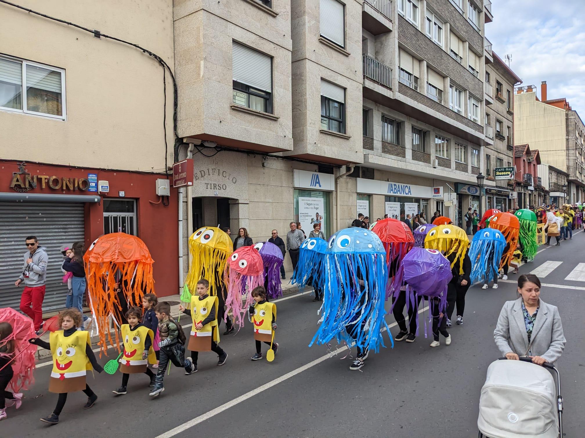 A Cañiza volve a celebrar o seu entroido co «Concurso de Comparsas» que congregou este domingo a centos de veciñ@s e case 200 participantes na rúas do Centro.