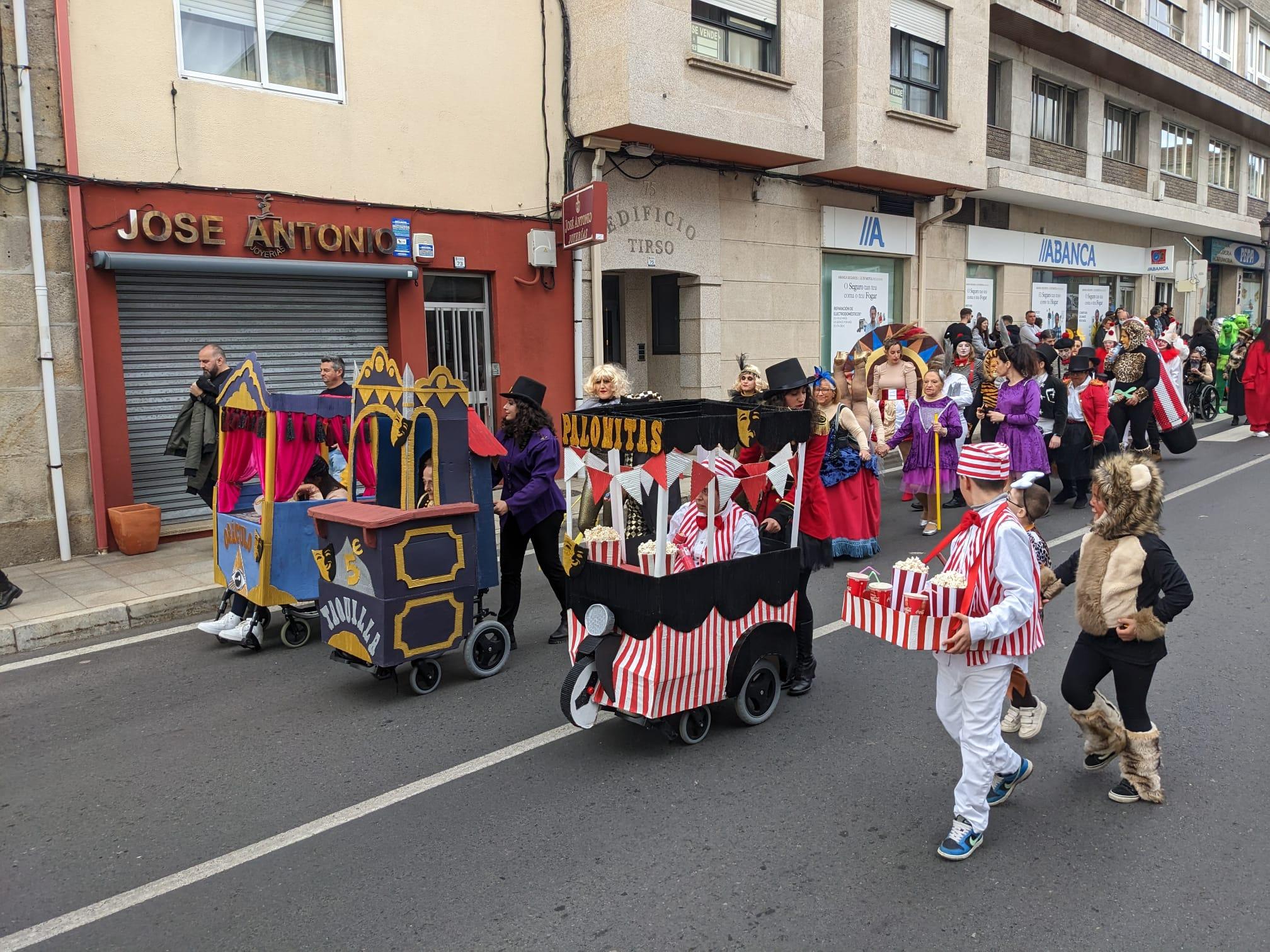 A Cañiza volve a celebrar o seu entroido co «Concurso de Comparsas» que congregou este domingo a centos de veciñ@s e case 200 participantes na rúas do Centro.