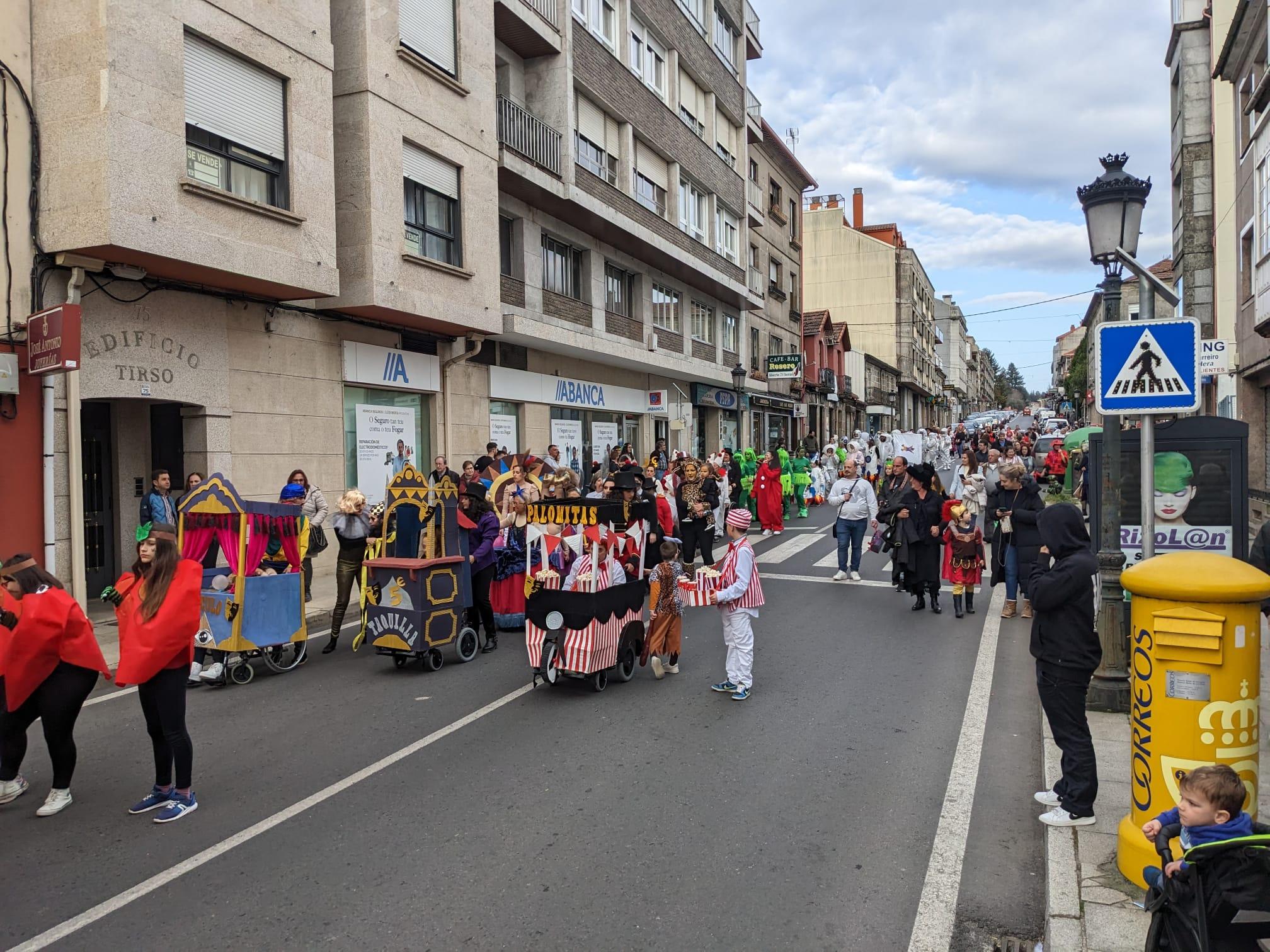 A Cañiza volve a celebrar o seu entroido co «Concurso de Comparsas» que congregou este domingo a centos de veciñ@s e case 200 participantes na rúas do Centro.