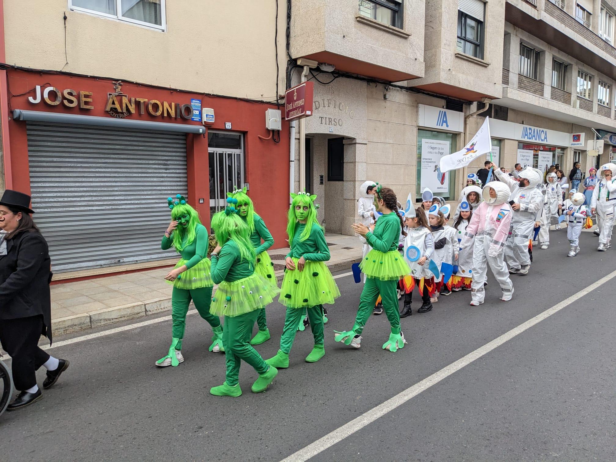 A Cañiza volve a celebrar o seu entroido co «Concurso de Comparsas» que congregou este domingo a centos de veciñ@s e case 200 participantes na rúas do Centro.