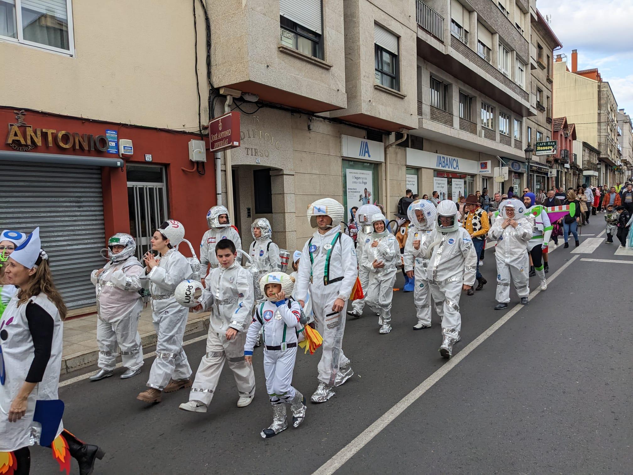 A Cañiza volve a celebrar o seu entroido co «Concurso de Comparsas» que congregou este domingo a centos de veciñ@s e case 200 participantes na rúas do Centro.