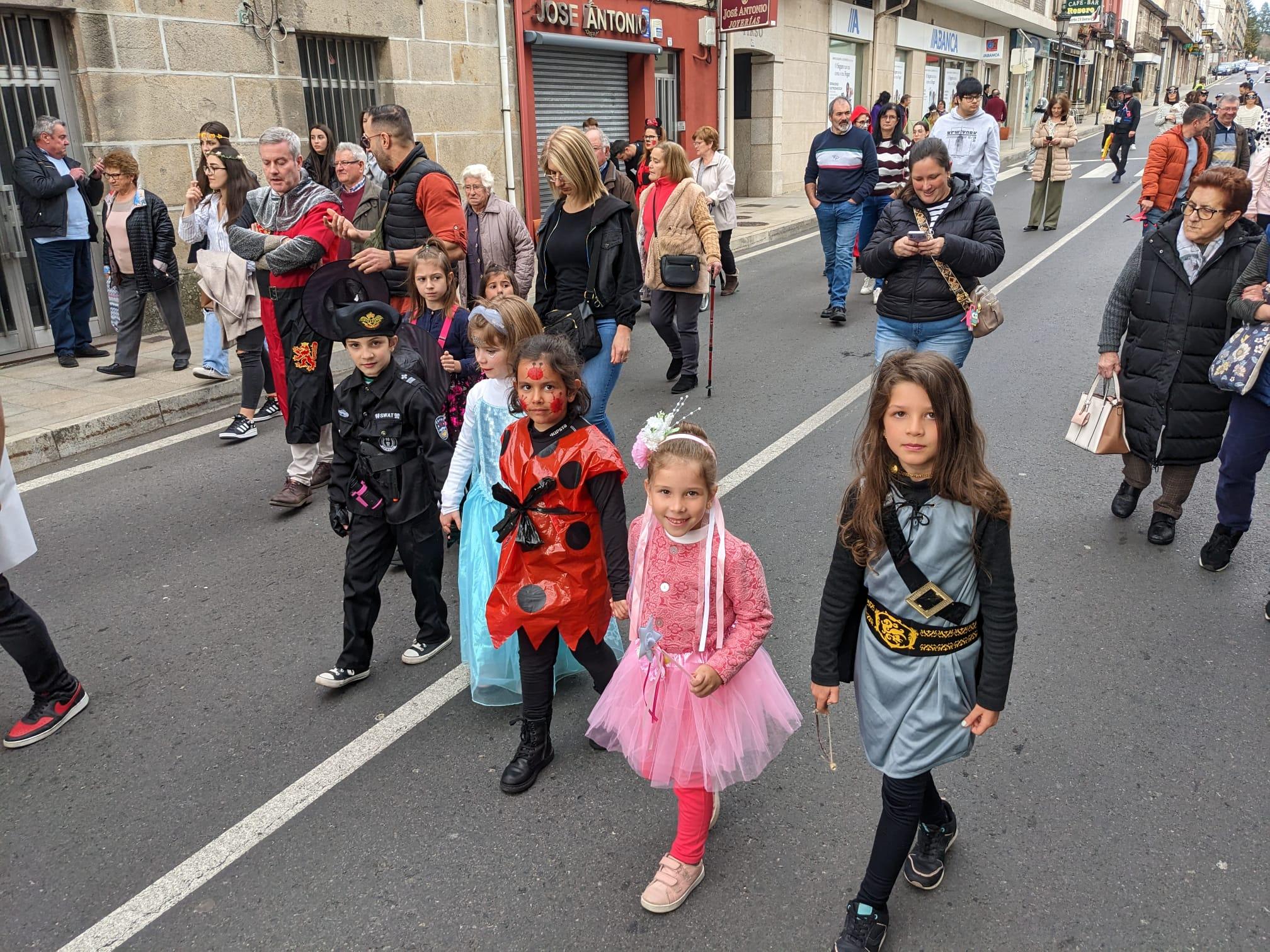 A Cañiza volve a celebrar o seu entroido co «Concurso de Comparsas» que congregou este domingo a centos de veciñ@s e case 200 participantes na rúas do Centro.