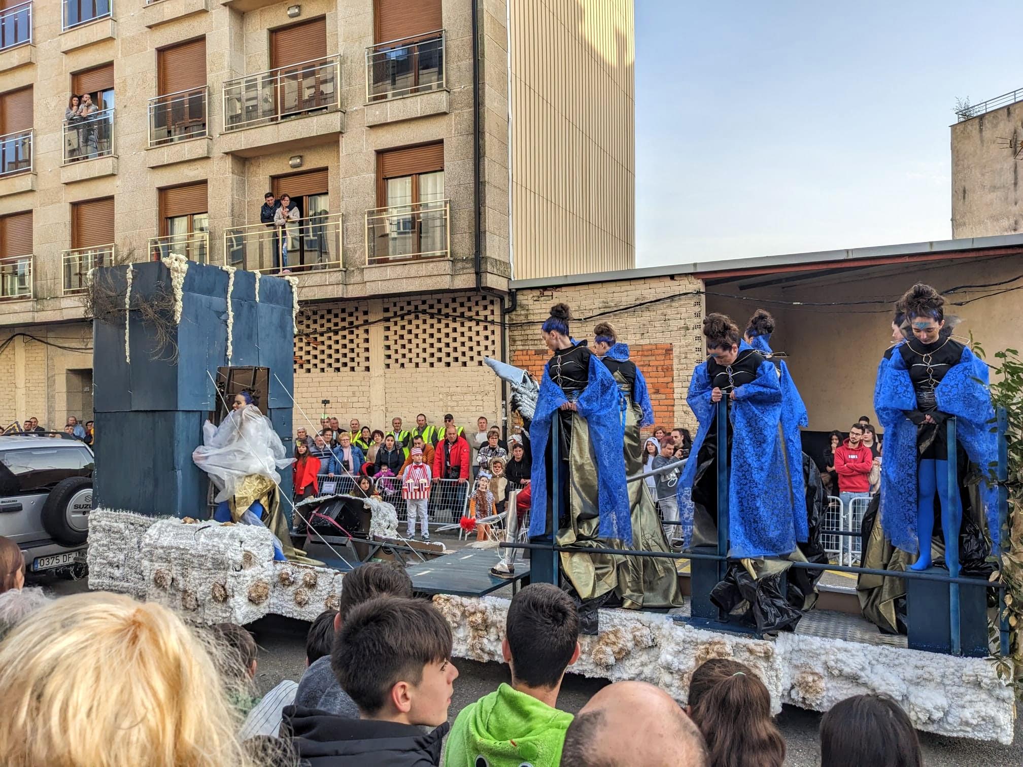 A Cañiza volve a celebrar o seu entroido co «Concurso de Comparsas» que congregou este domingo a centos de veciñ@s e case 200 participantes na rúas do Centro.