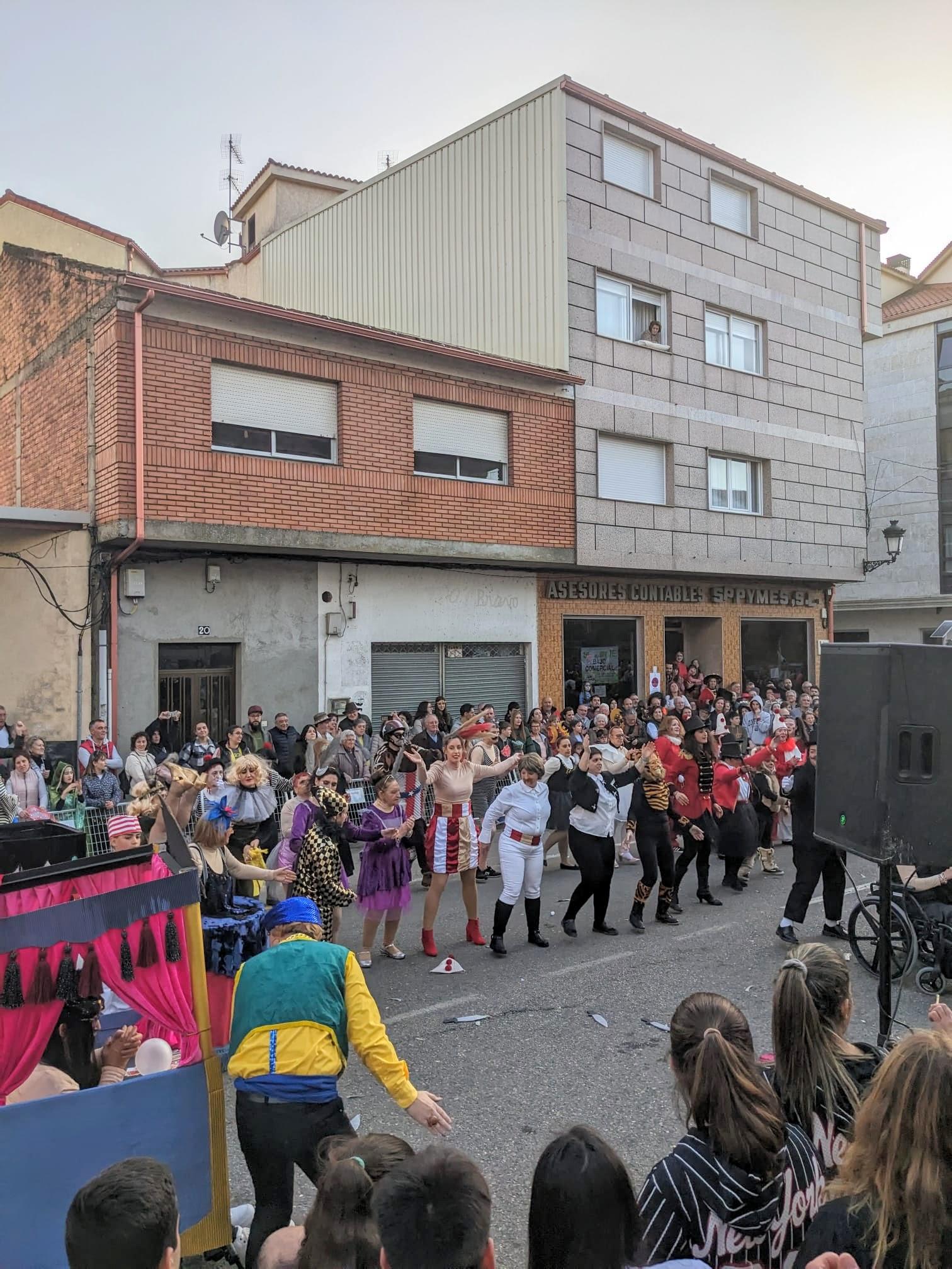 A Cañiza volve a celebrar o seu entroido co «Concurso de Comparsas» que congregou este domingo a centos de veciñ@s e case 200 participantes na rúas do Centro.