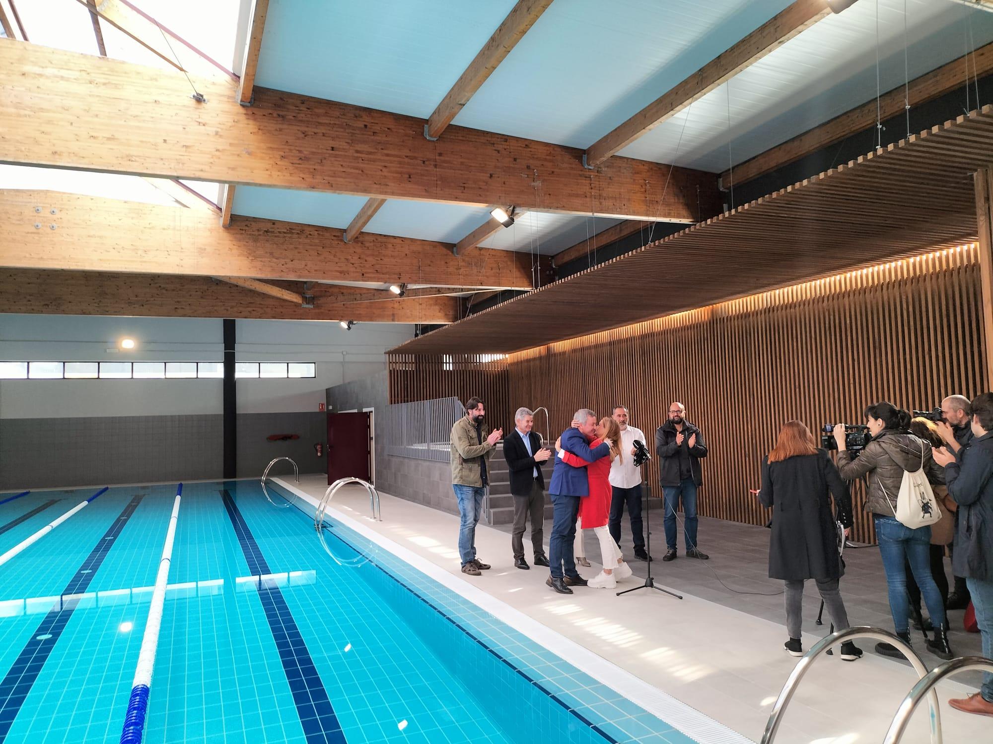 A Presidenta da Deputación Carmela Silva inaugurou hoxe as obras de reforma da piscina climatizada