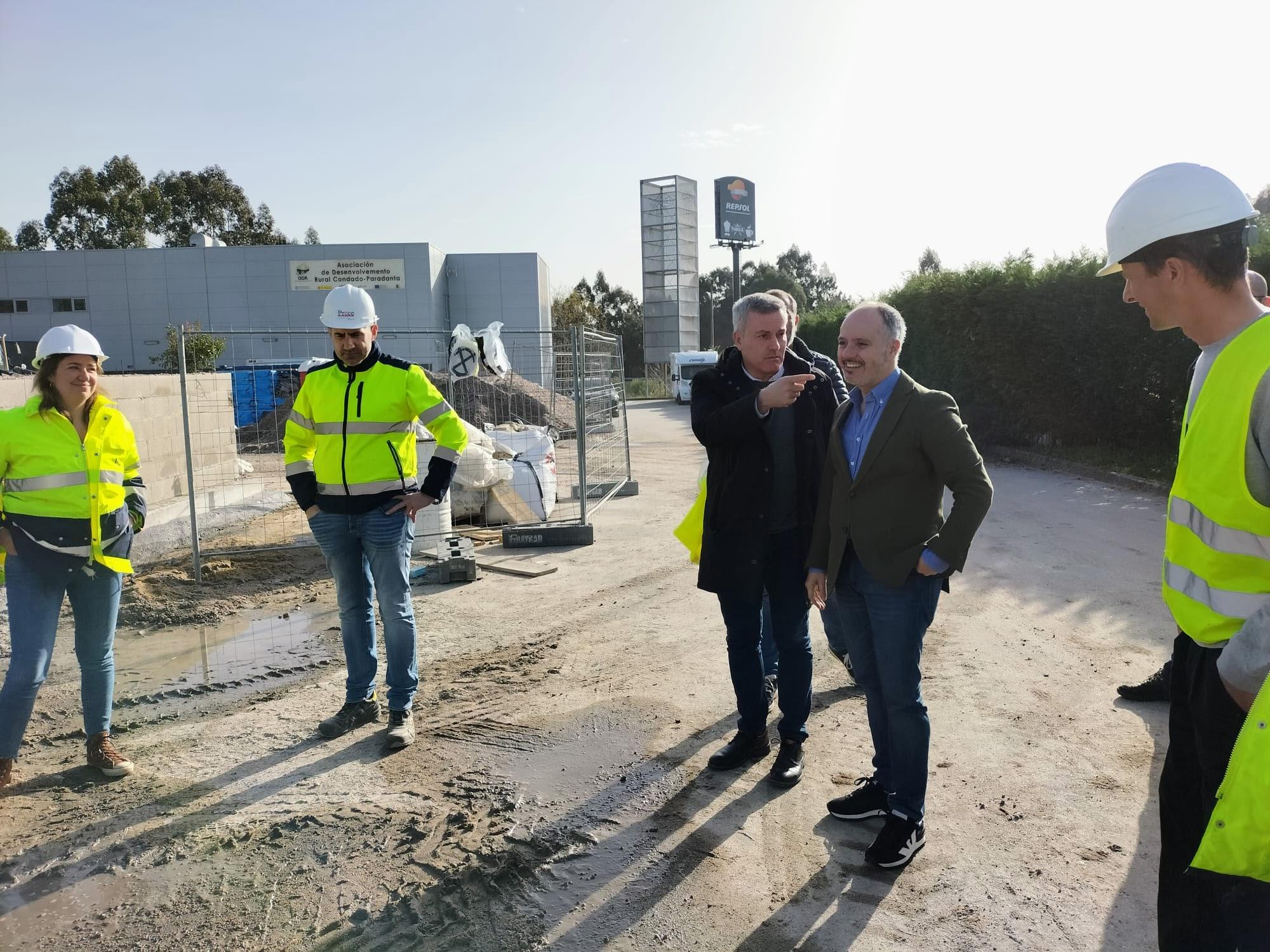 David Regades e Luis Piña visitaron esta mañá as obras de construcción das pistas de skatepark e pumptrack da Cañiza