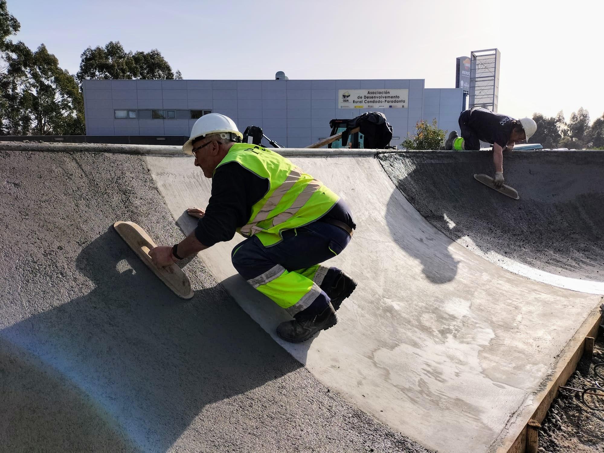 David Regades e Luis Piña visitaron esta mañá as obras de construcción das pistas de skatepark e pumptrack da Cañiza