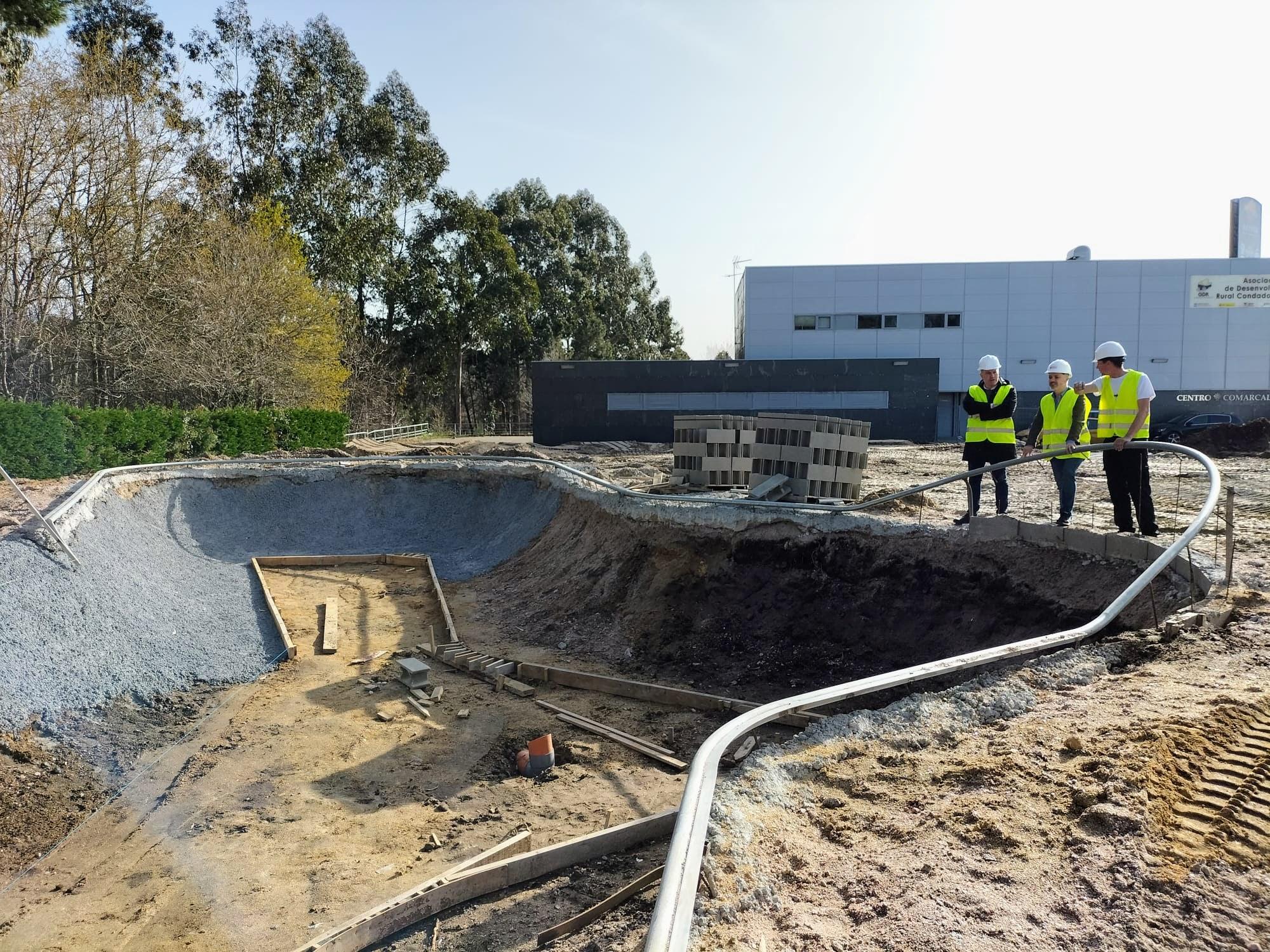 David Regades e Luis Piña visitaron esta mañá as obras de construcción das pistas de skatepark e pumptrack da Cañiza