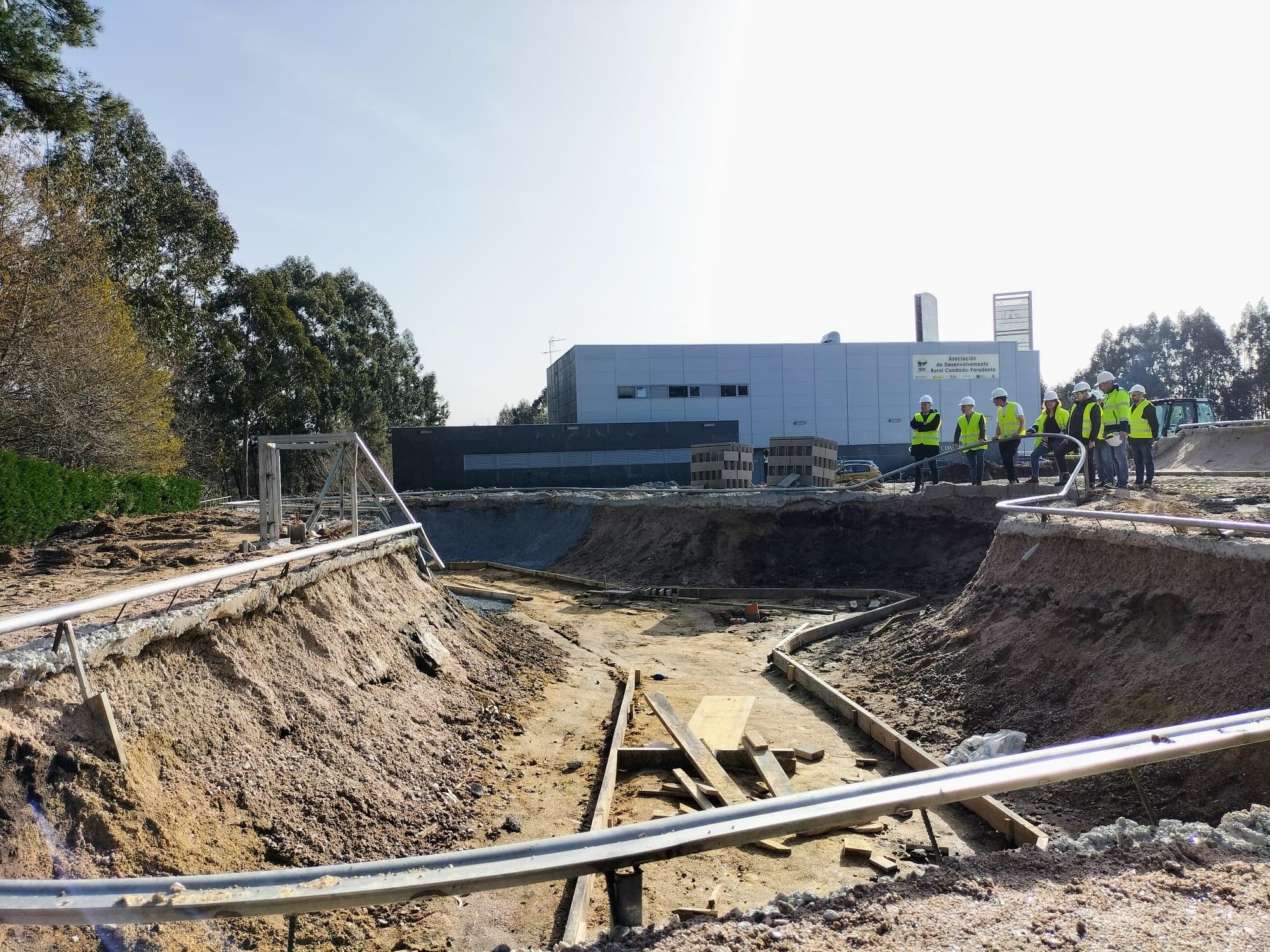 David Regades e Luis Piña visitaron esta mañá as obras de construcción das pistas de skatepark e pumptrack da Cañiza