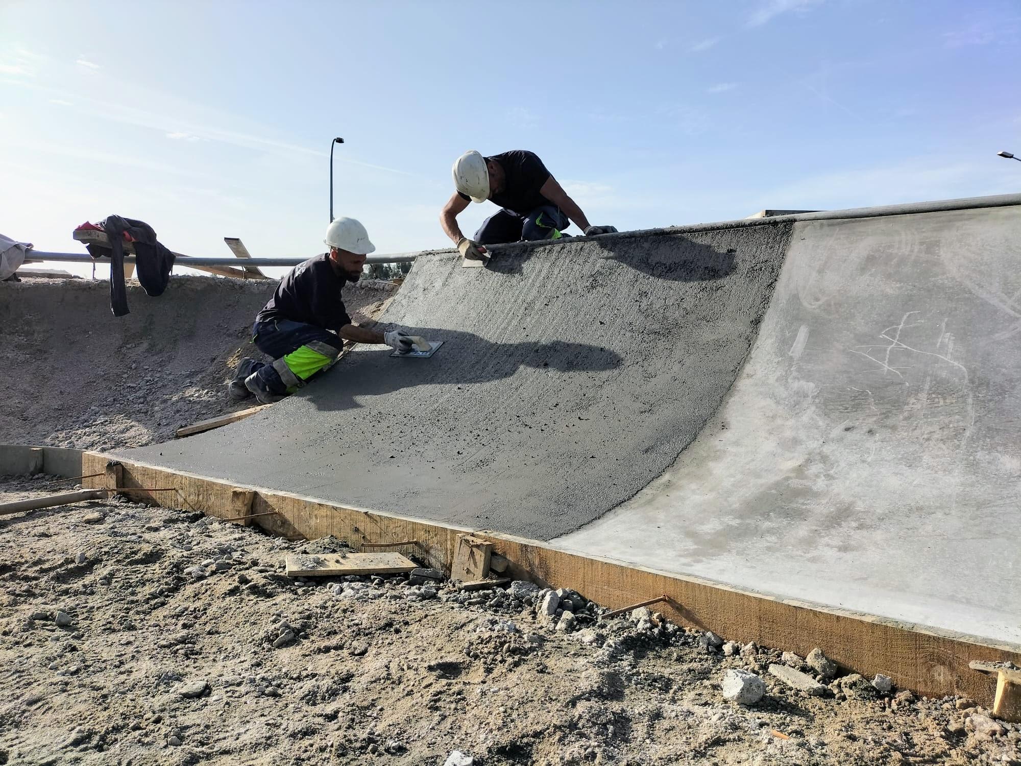 David Regades e Luis Piña visitaron esta mañá as obras de construcción das pistas de skatepark e pumptrack da Cañiza