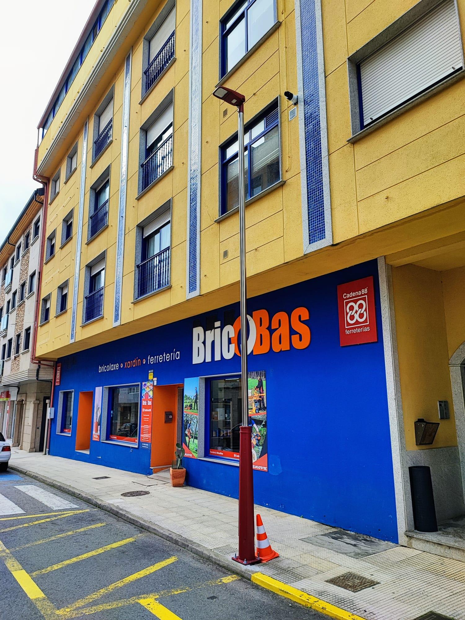 O Alcalde visita as obras de renovación do alumeado público no casco urbano da Cañiza