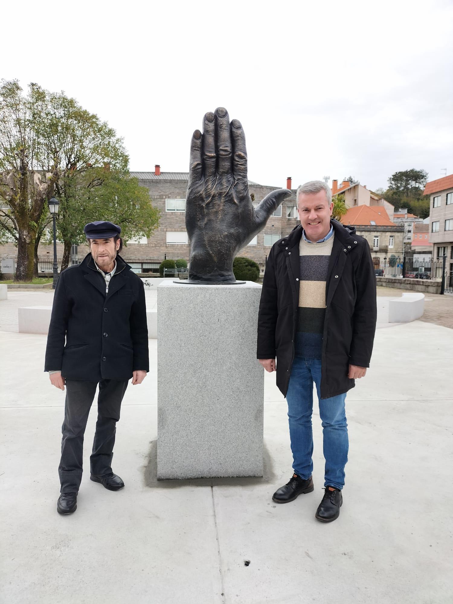 Unha nova escultura de Diego de Giráldez engrandece dende hoxe o casco urbano da Cañiza