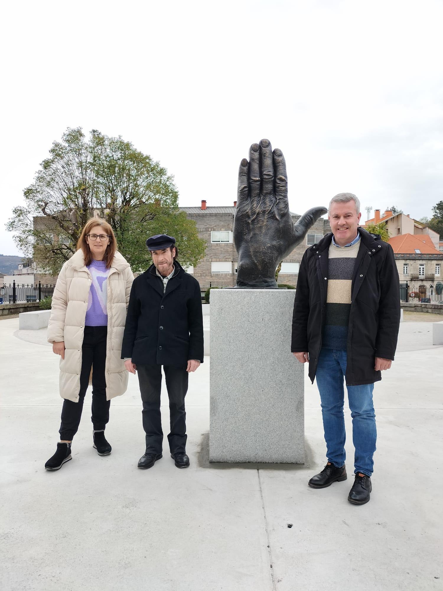 Unha nova escultura de Diego de Giráldez engrandece dende hoxe o casco urbano da Cañiza