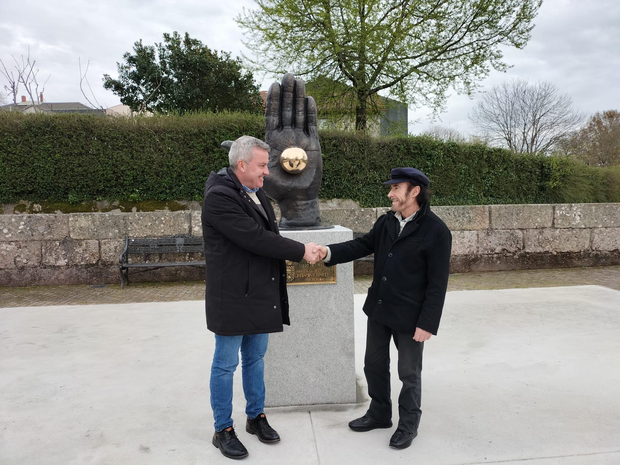 Unha nova escultura de Diego de Giráldez engrandece dende hoxe o casco urbano da Cañiza