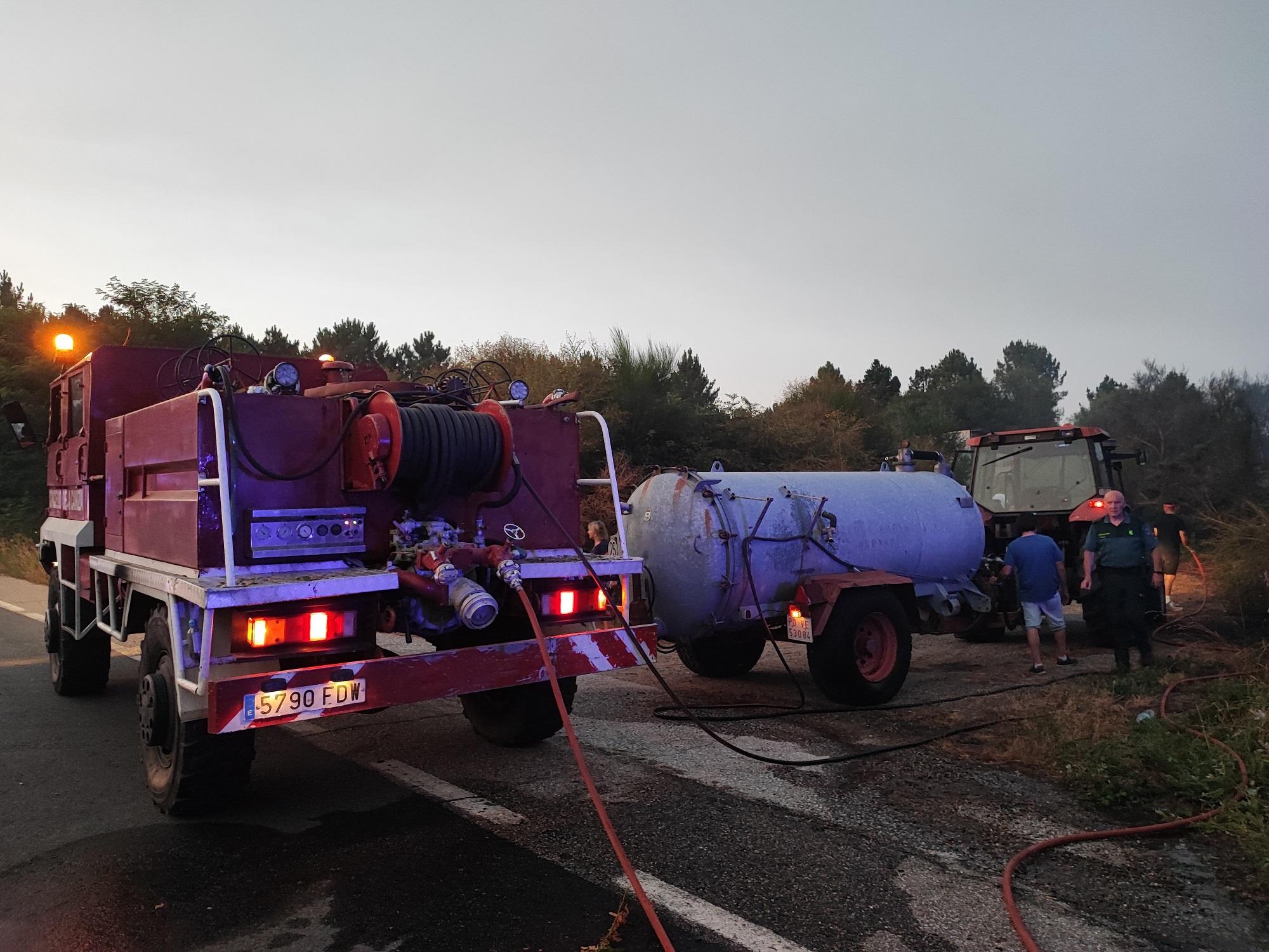 Efectivos que conseguiron dominar o incendio: Ges do Baixo Miño e de Ribadavia, Bombeiros de Vigo e Ponteareas e brigada do Concello da Cañiza