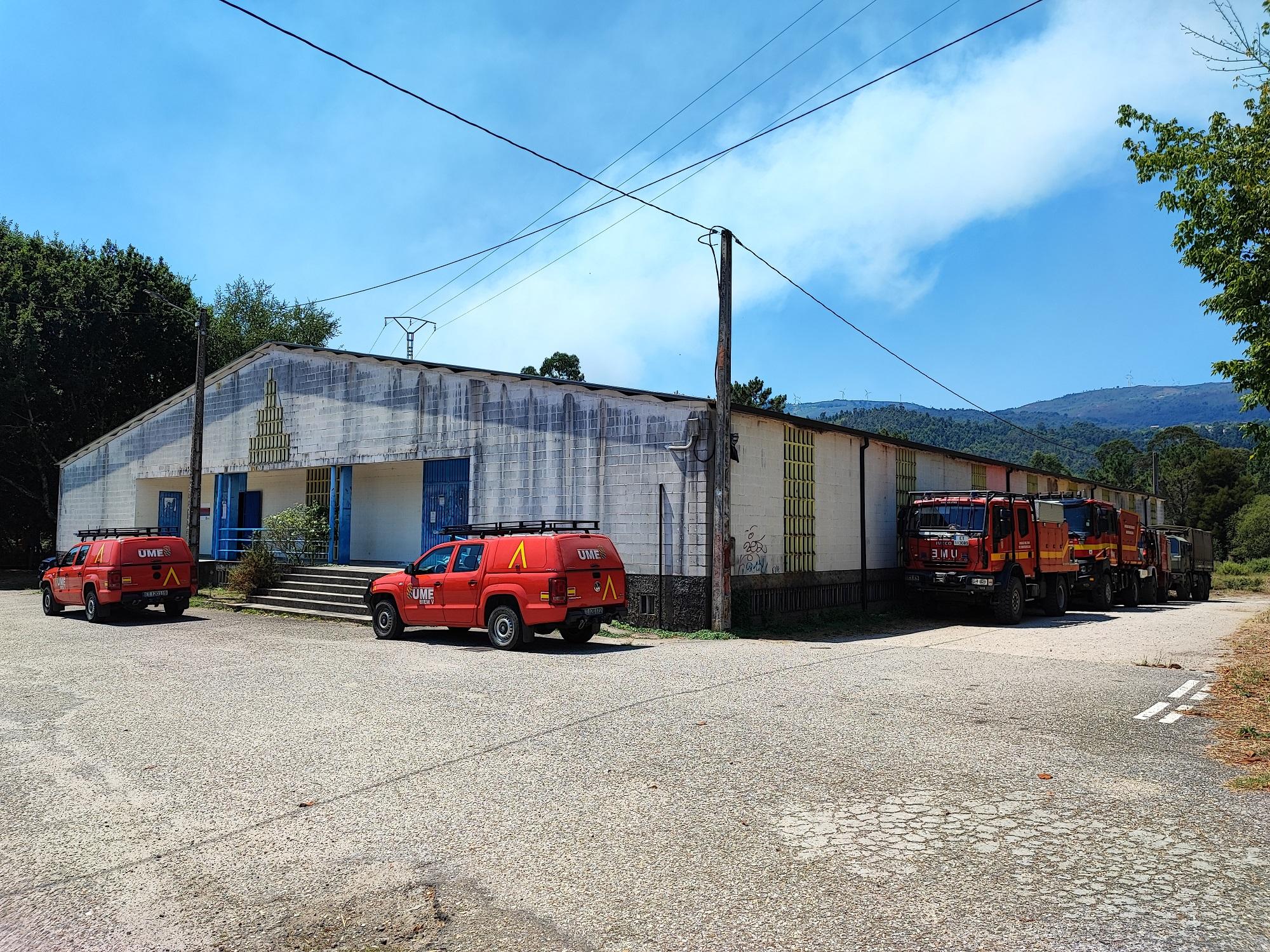 As unidades do exército da UME estiveron despregados na nosa zona ( pavillón de Touzosas) para extinguir o incendio de ARBO