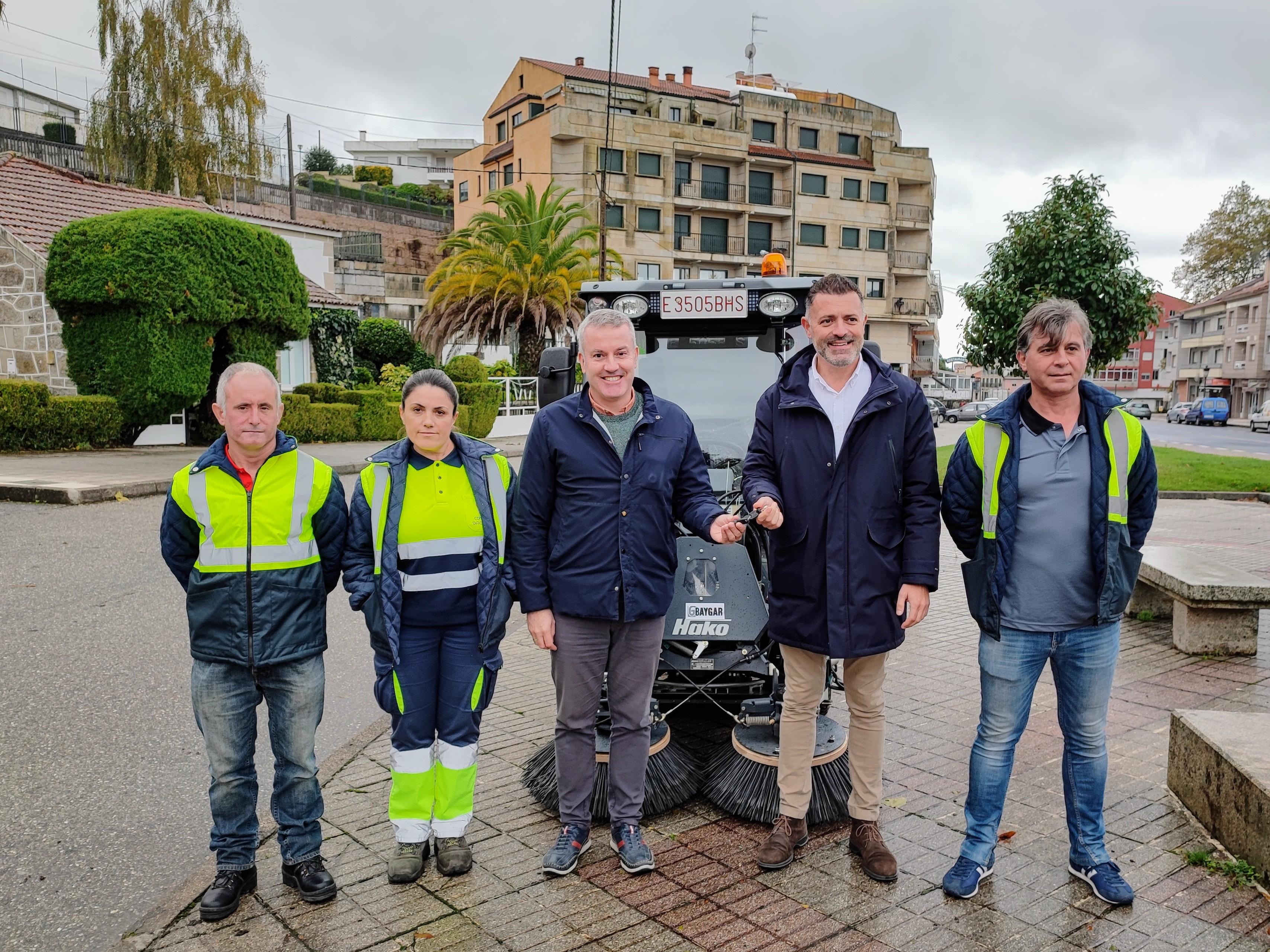 O Alcalde recepcionou esta mañá a entrega da nova máquina varredora profesional destinada ao Servizo de Limpeza do Casco Urbano