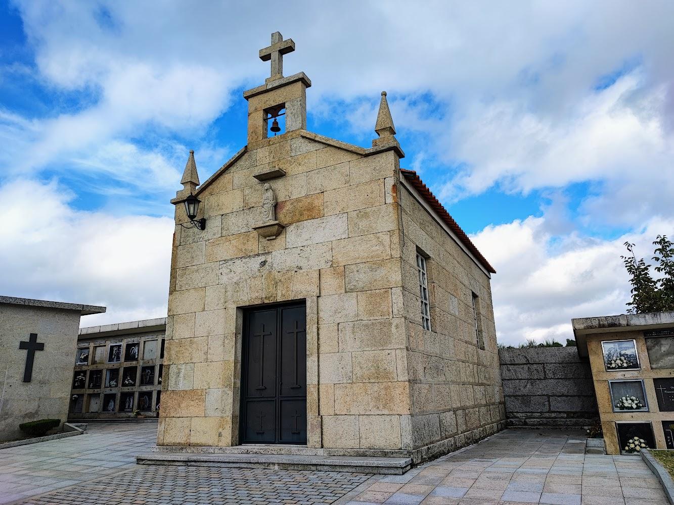 Acondicionamos e lavamos a pedra das fachadas da Capela do Cemiterio