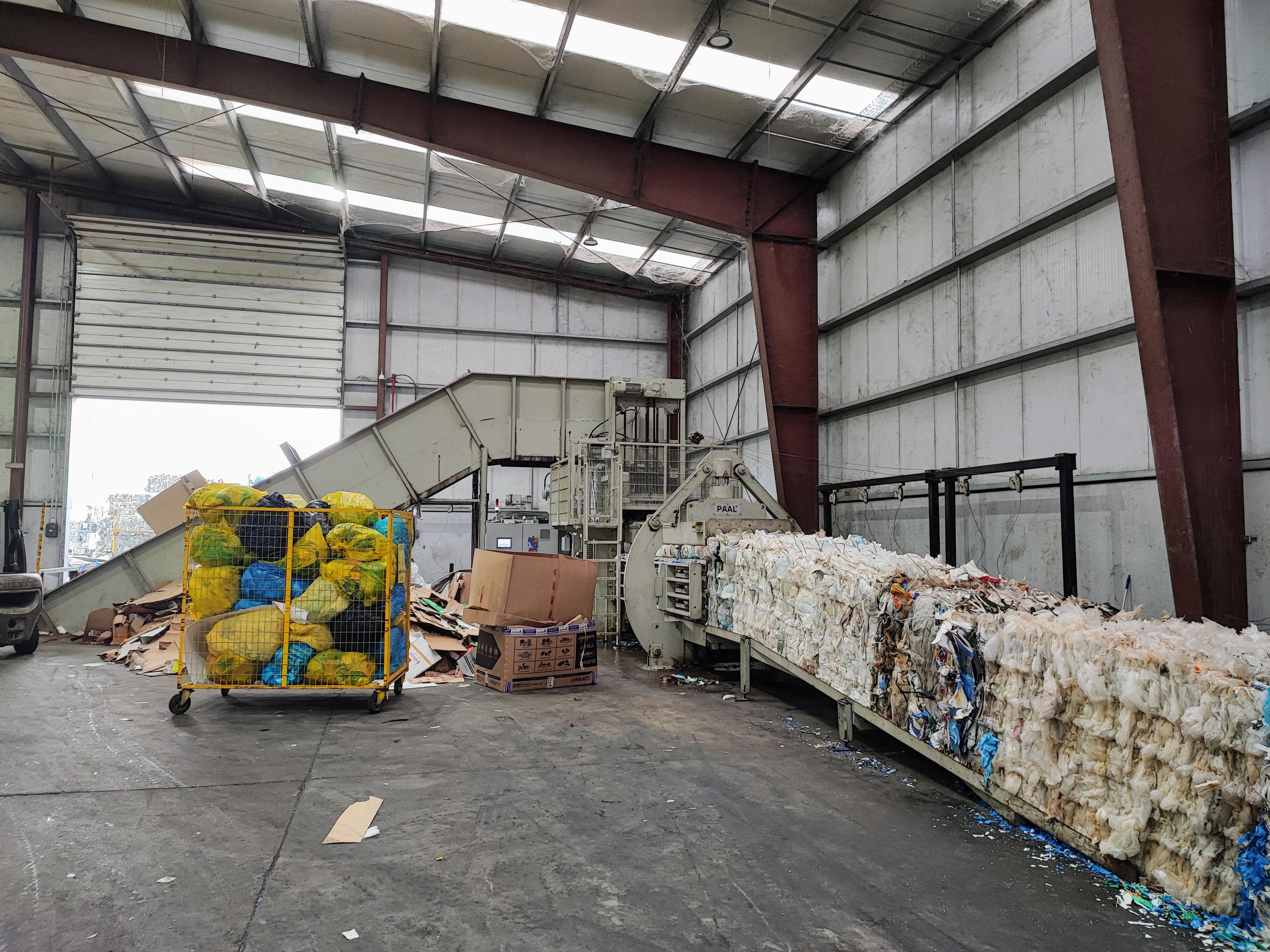 Visita do Alcalde á empresa RECICLADOS PLASTICOS LA CAÑIZA SL, situada en el Polígono Industrial Municipal
