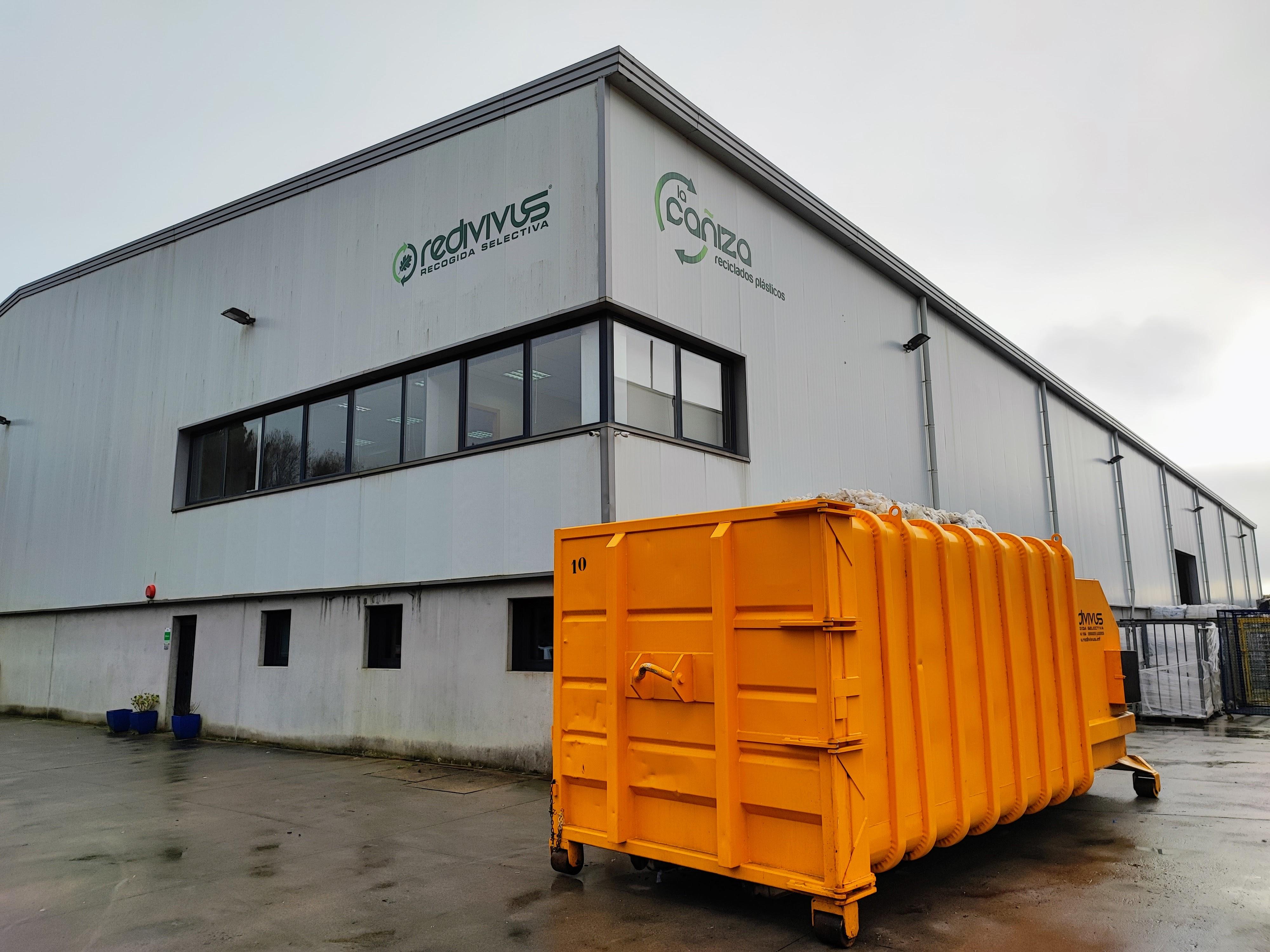 Visita do Alcalde á empresa RECICLADOS PLASTICOS LA CAÑIZA SL, situada en el Polígono Industrial Municipal