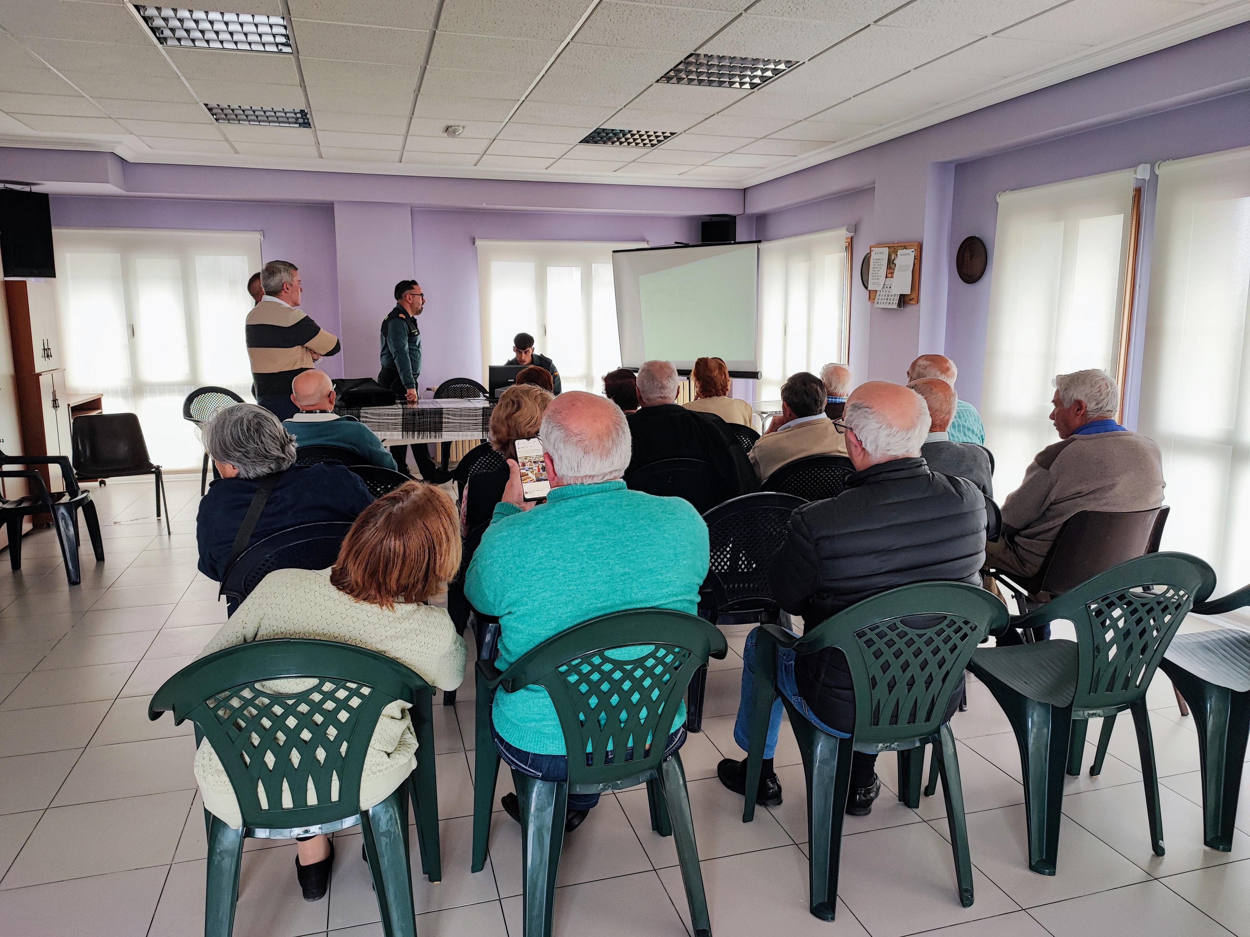 O Centro da 3ª Idade da Cañiza acolleu esta mañá unha charla sobre consellos de seguridade para persoas maiores