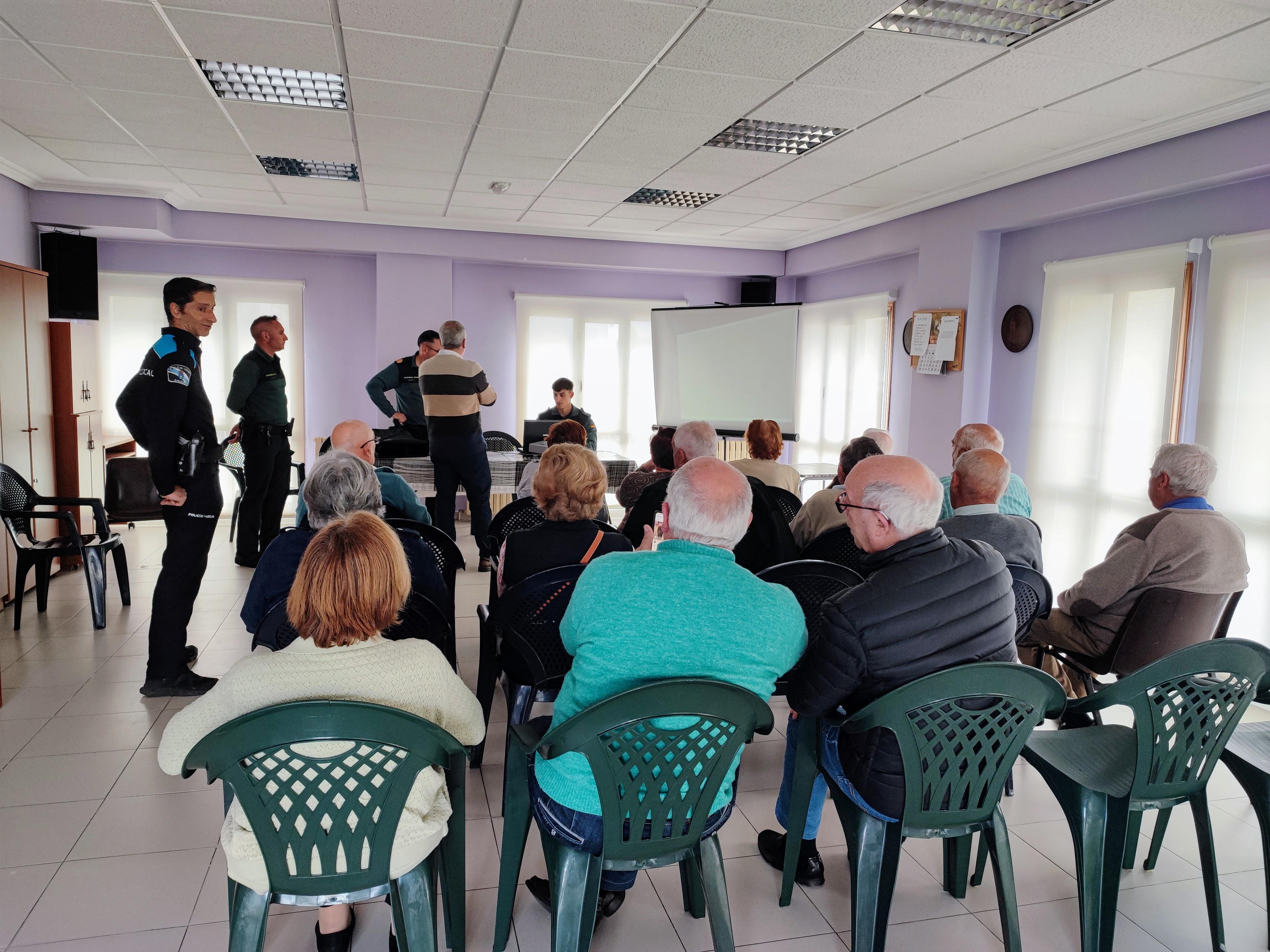 O Centro da 3ª Idade da Cañiza acolleu esta mañá unha charla sobre consellos de seguridade para persoas maiores