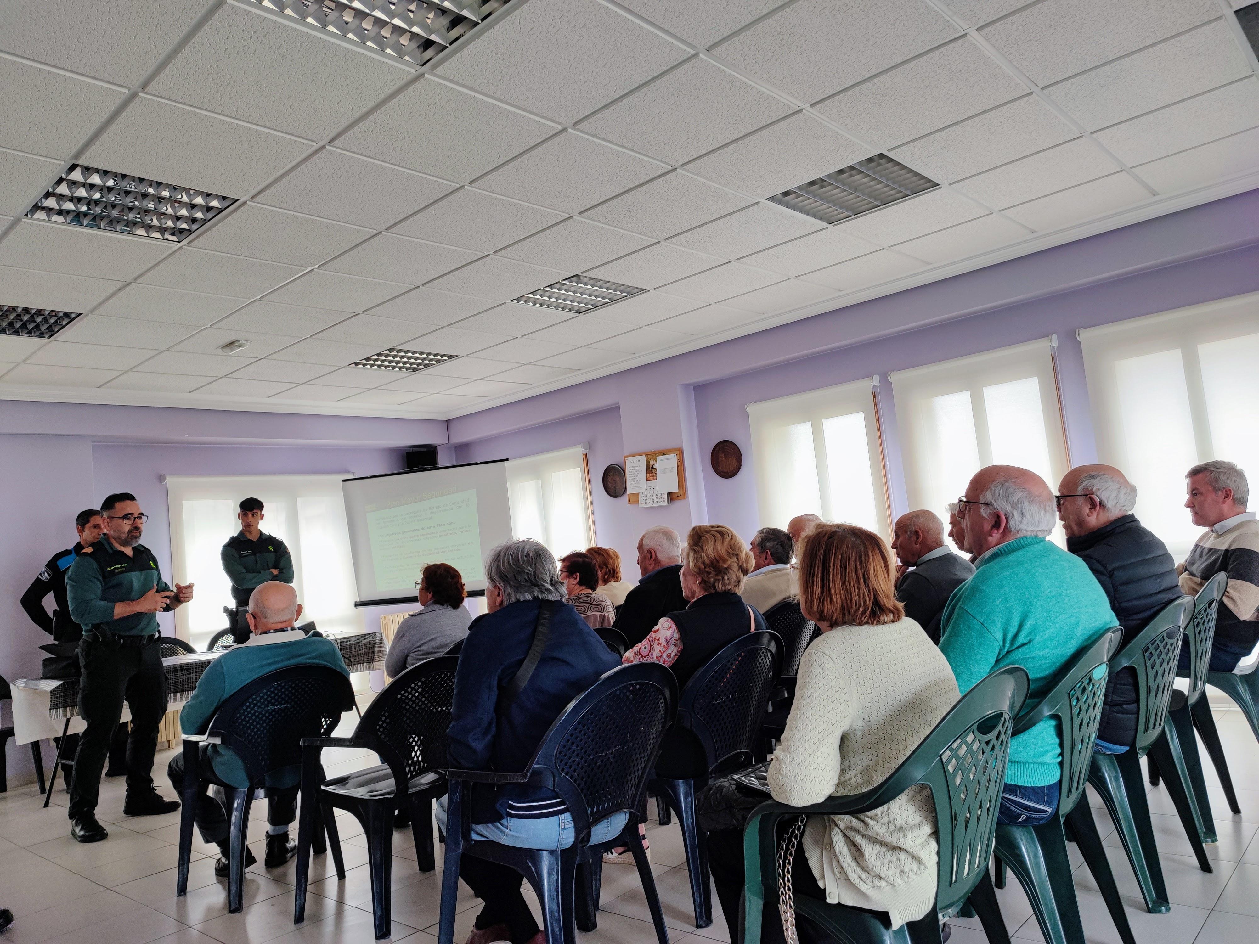 O Centro da 3ª Idade da Cañiza acolleu esta mañá unha charla sobre consellos de seguridade para persoas maiores