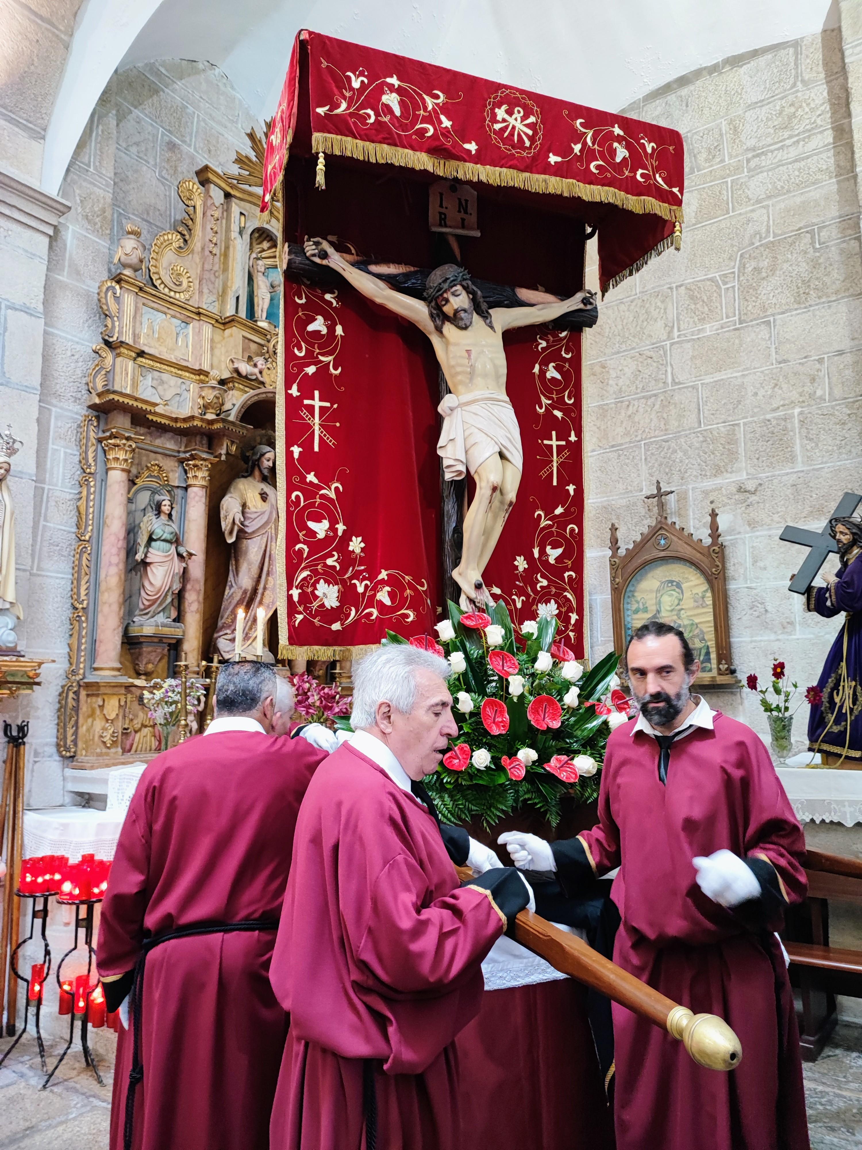 Onte A Cañiza vestiuse de gala para celebrar a procesión na honra do Santísimo Cristo da Agonía e da Nosa Señora A Virxe dos Dolores