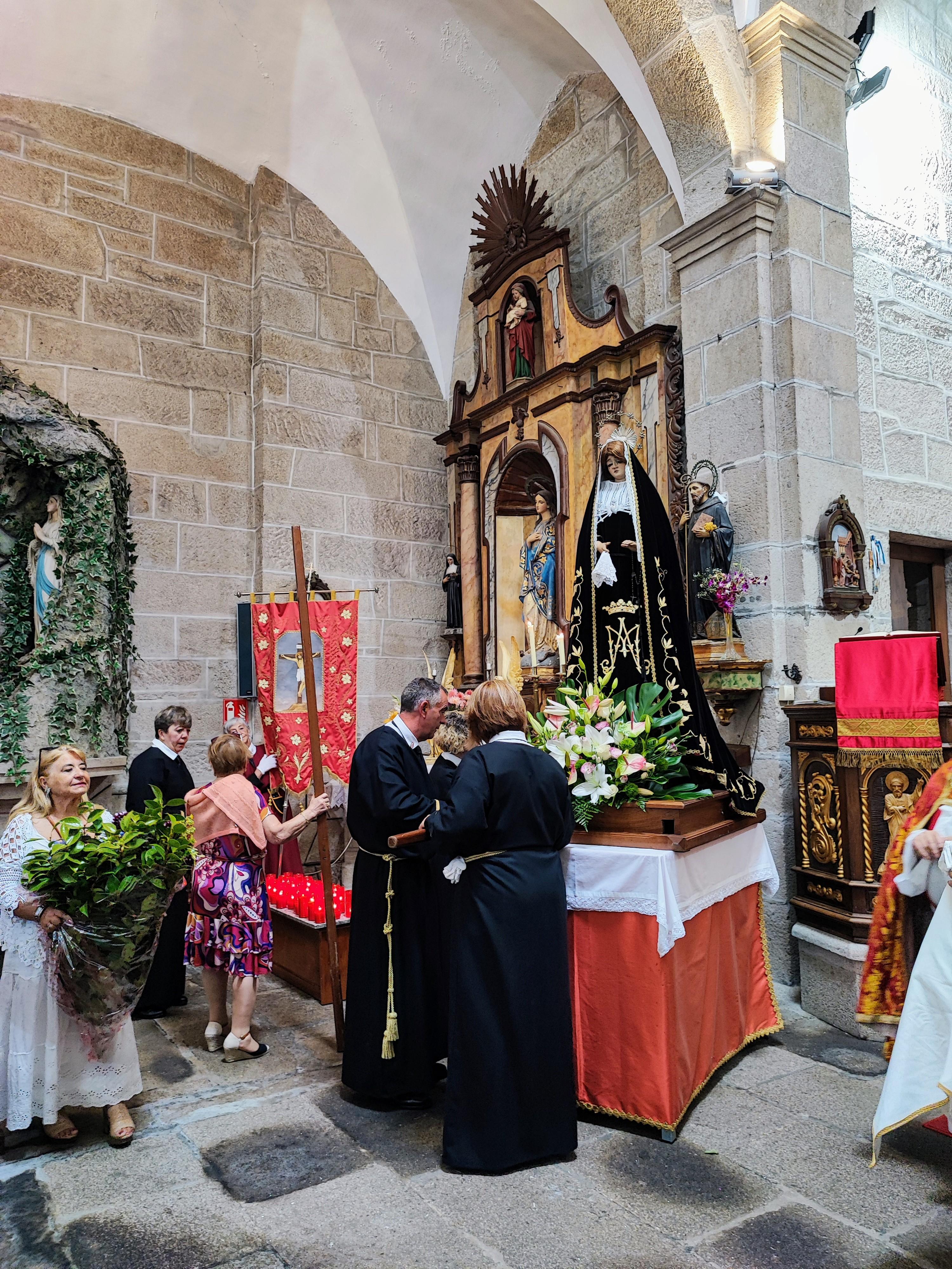 Onte A Cañiza vestiuse de gala para celebrar a procesión na honra do Santísimo Cristo da Agonía e da Nosa Señora A Virxe dos Dolores