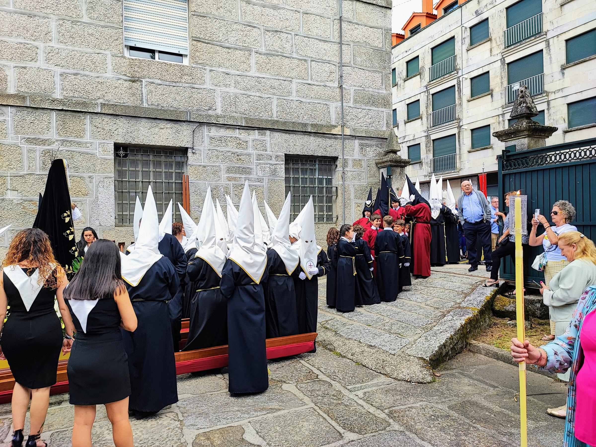 Onte A Cañiza vestiuse de gala para celebrar a procesión na honra do Santísimo Cristo da Agonía e da Nosa Señora A Virxe dos Dolores