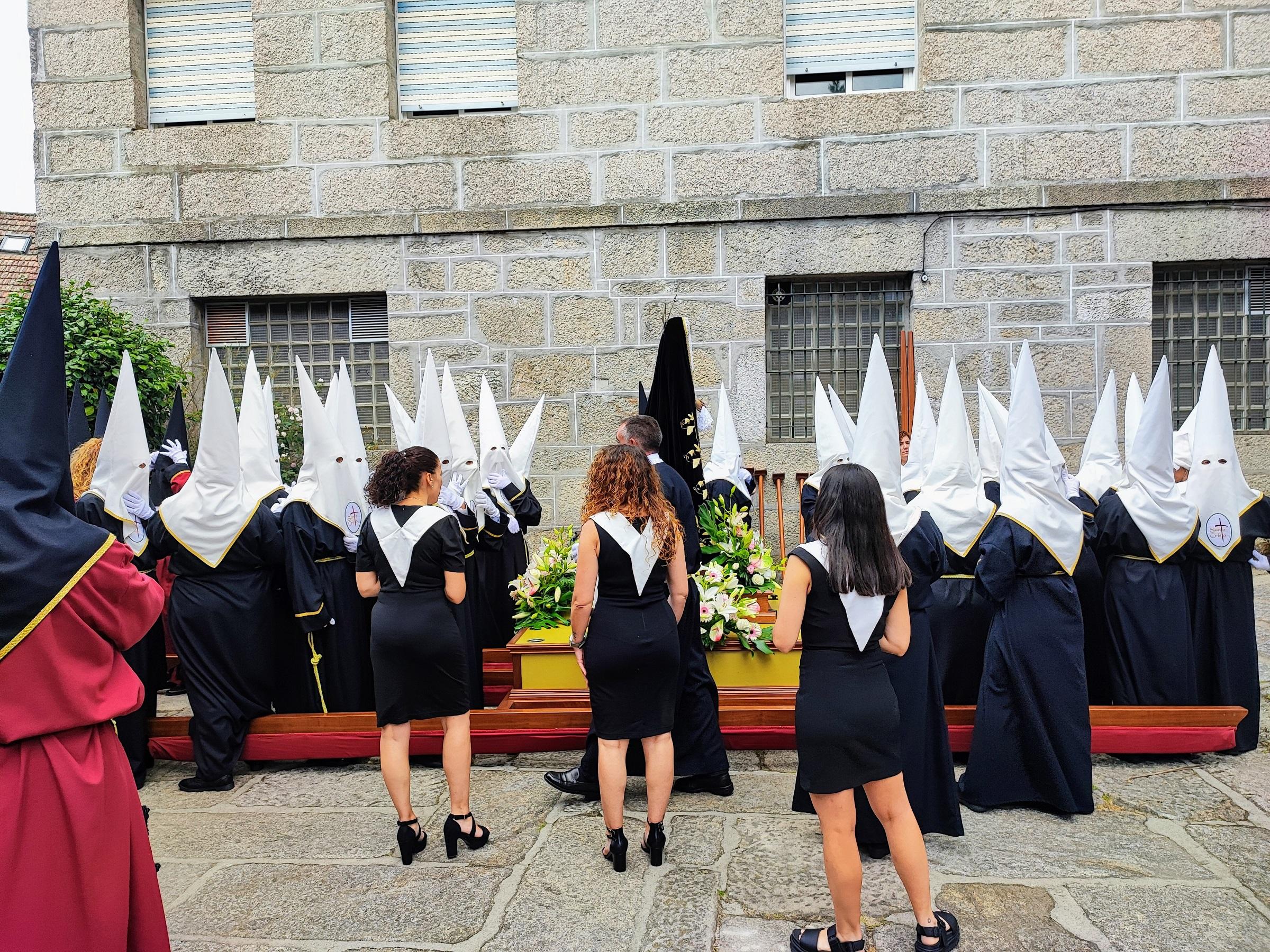 Onte A Cañiza vestiuse de gala para celebrar a procesión na honra do Santísimo Cristo da Agonía e da Nosa Señora A Virxe dos Dolores