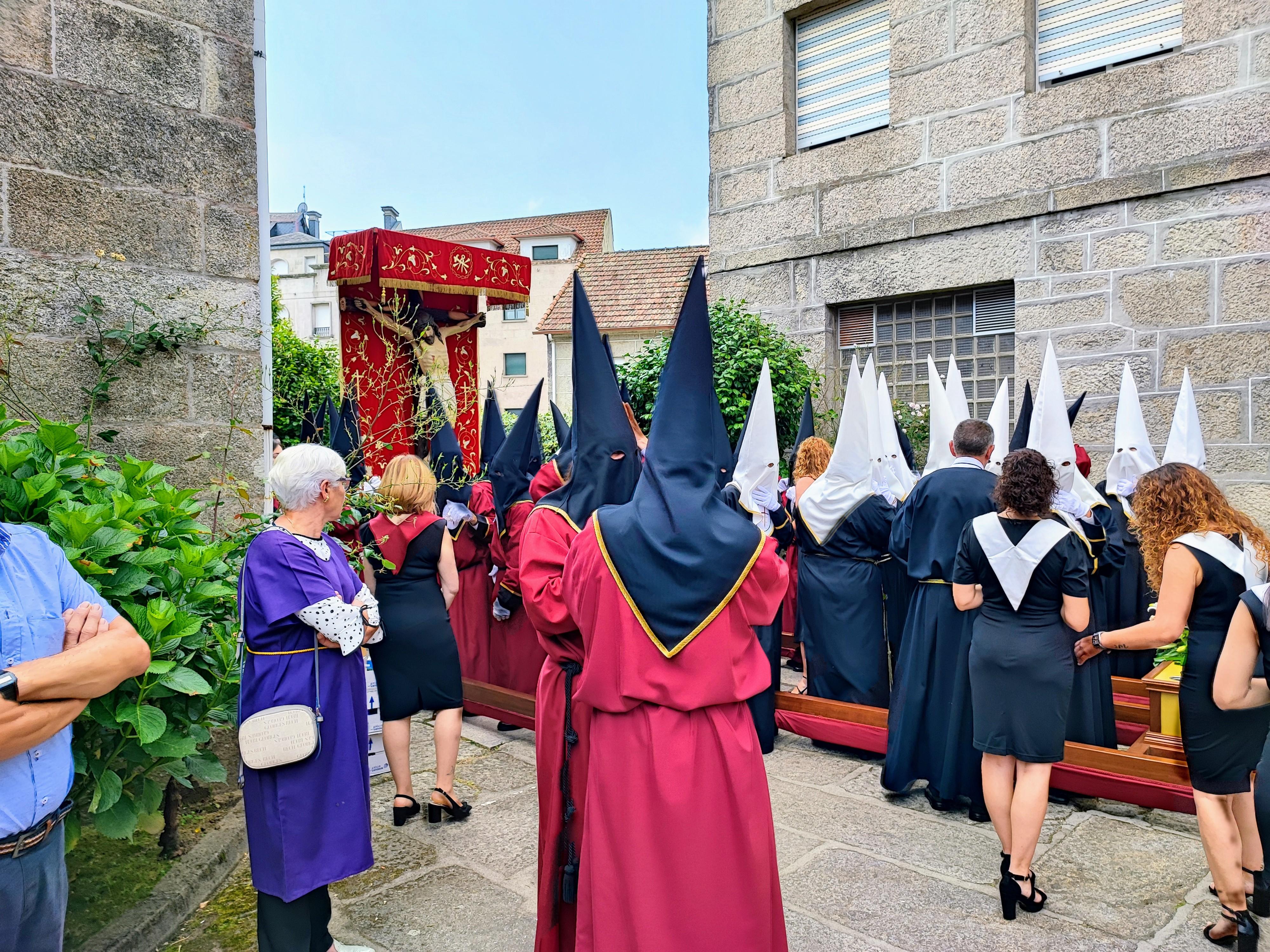 Onte A Cañiza vestiuse de gala para celebrar a procesión na honra do Santísimo Cristo da Agonía e da Nosa Señora A Virxe dos Dolores