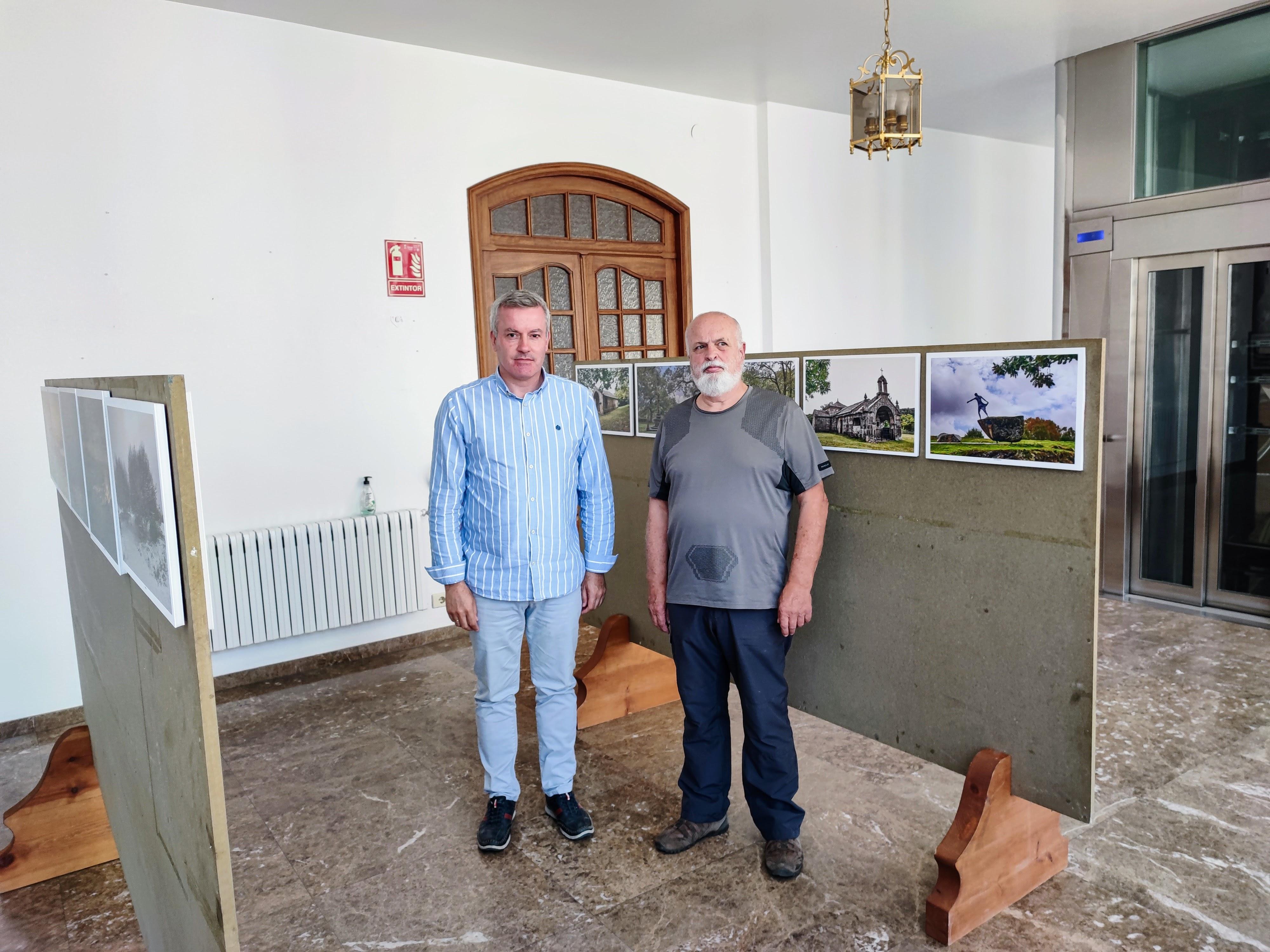 Acompañamos a Antonio Jiménez (Tonio), autor da mostra fotográfica «SUÍDO, MOMENTOS E LUGARES» que se expón no Concello ata o 28 de xullo. 