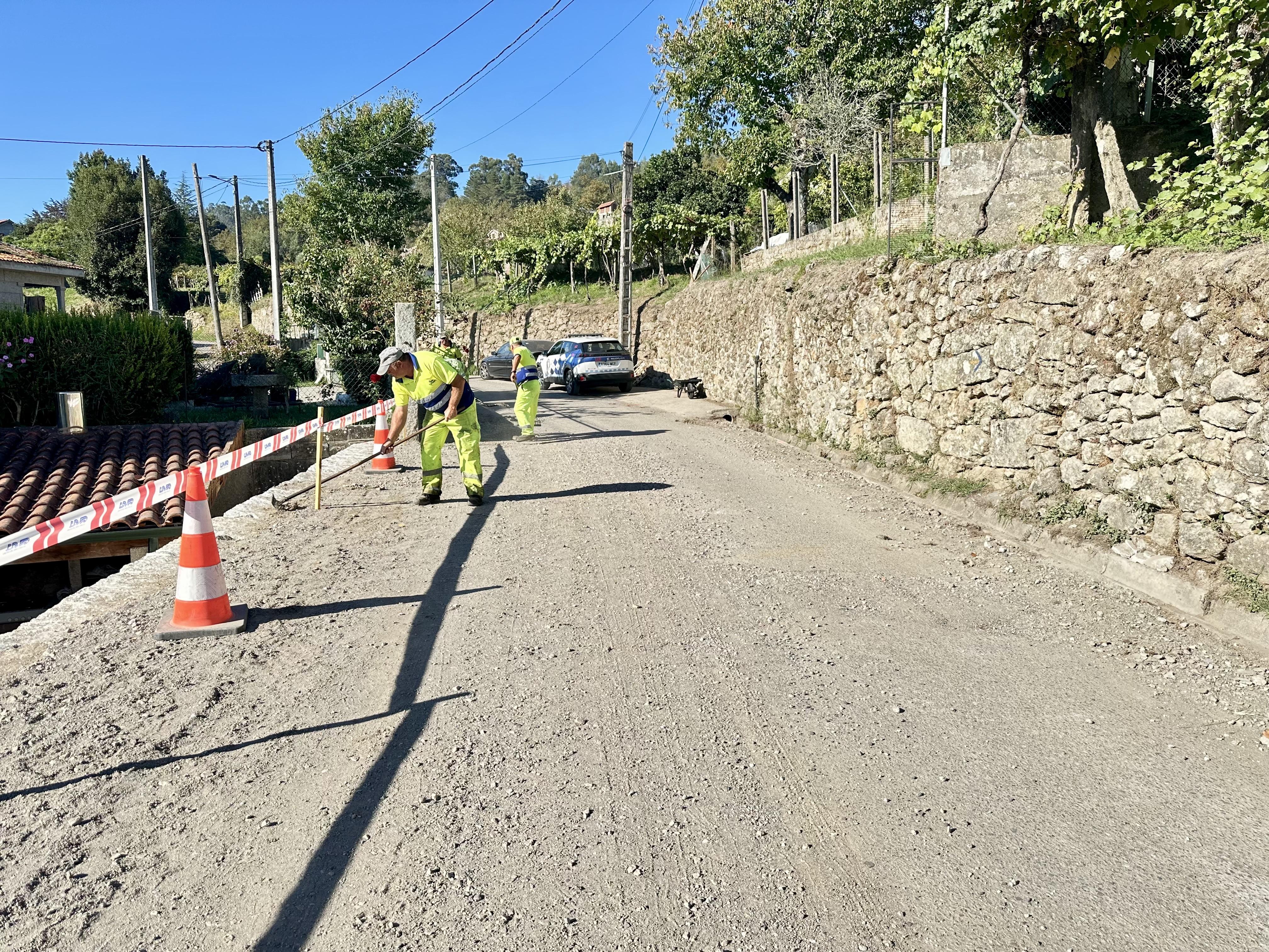 O Alcalde visita as obras de reconstrucción dun muro de contención e pavimentación de vial en Pintelos - Valeixe