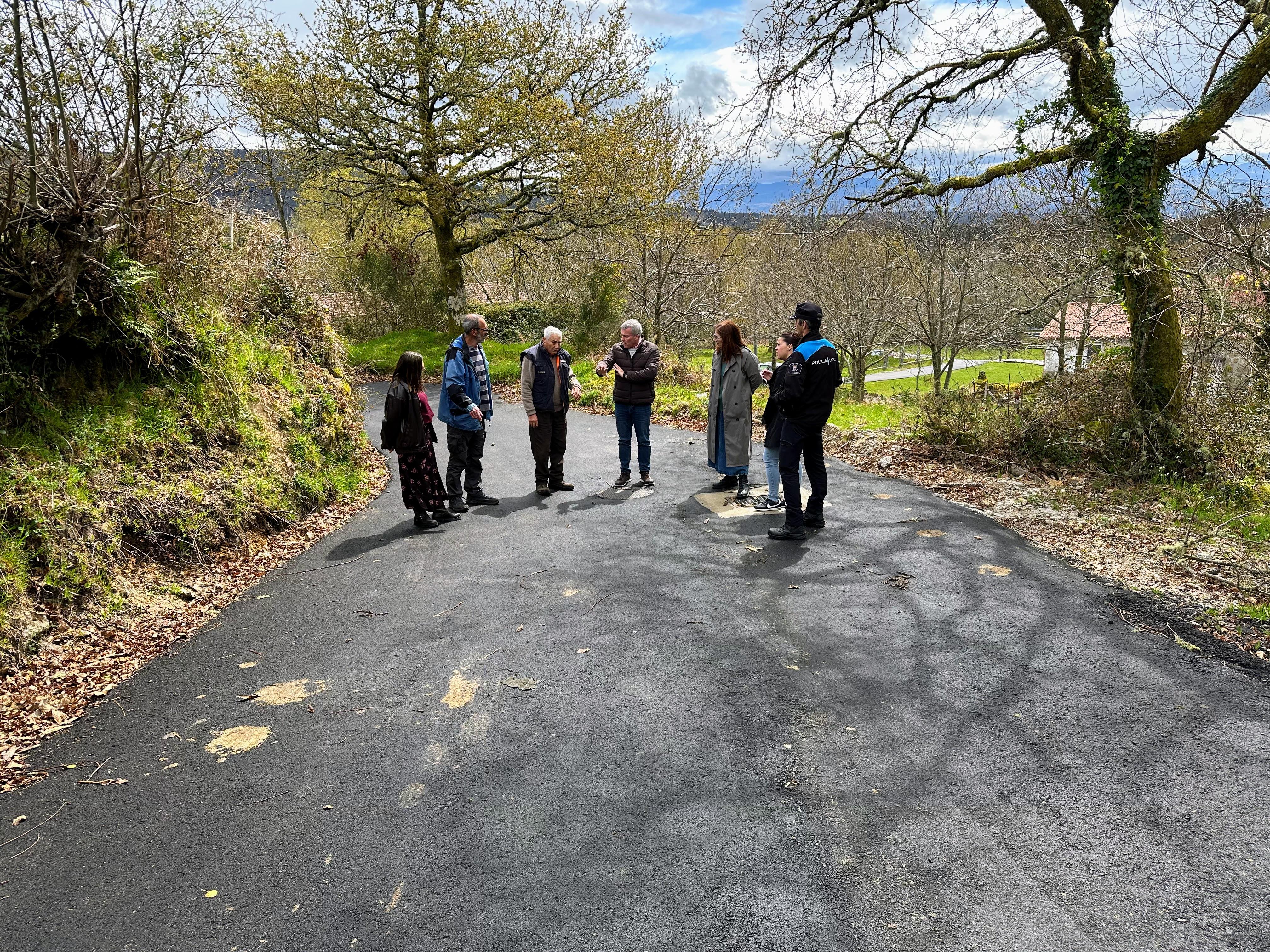 O Alcalde visita o lugar de Gundián en Petán no que recentemente se investiron 110.909,65€ para a construción do saneamento, instalación dunha depuradora biolóxica e asfaltado de 518 m. de pista municipal.