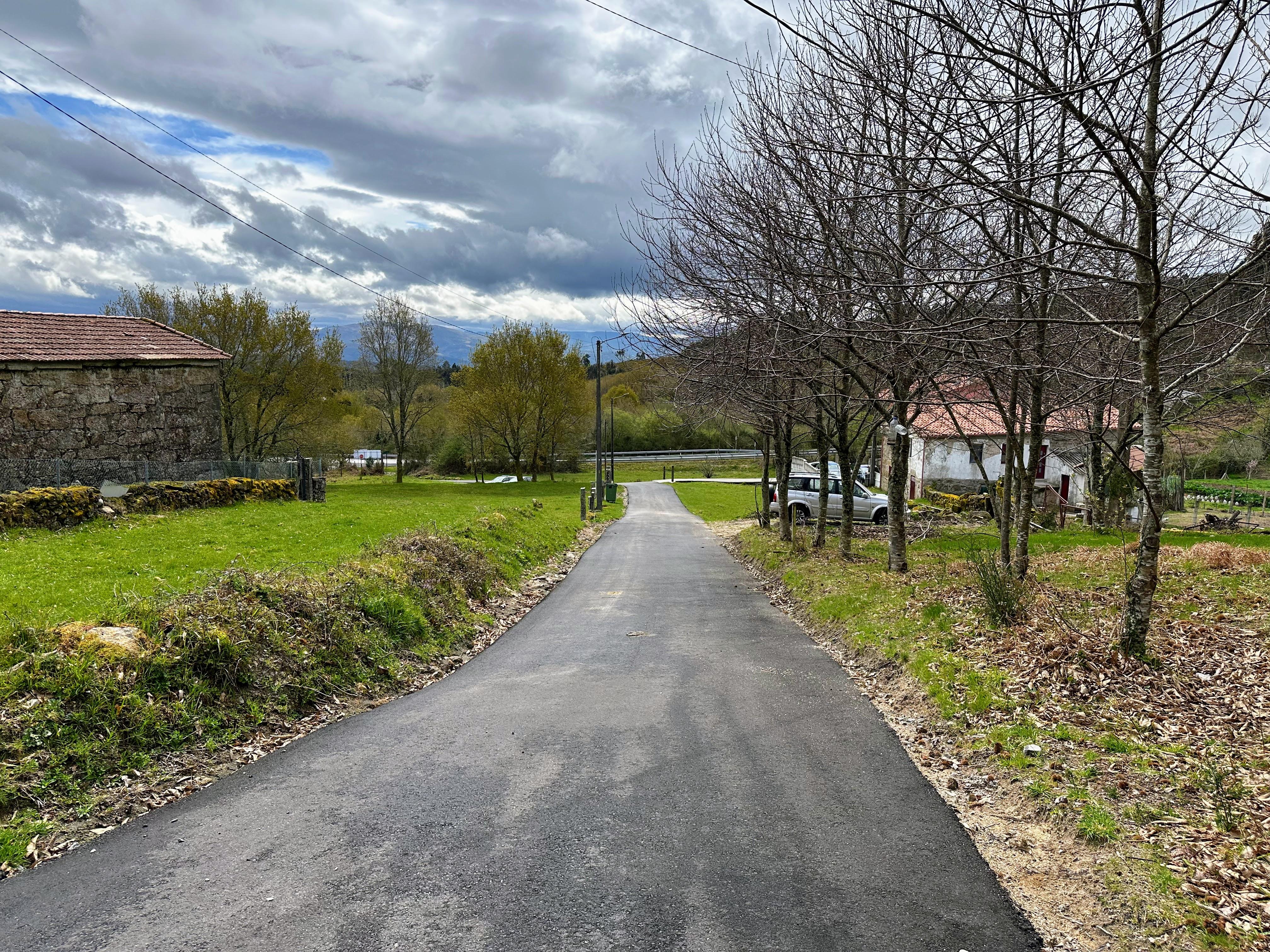 O Alcalde visita o lugar de Gundián en Petán no que recentemente se investiron 110.909,65€ para a construción do saneamento, instalación dunha depuradora biolóxica e asfaltado de 518 m. de pista municipal.