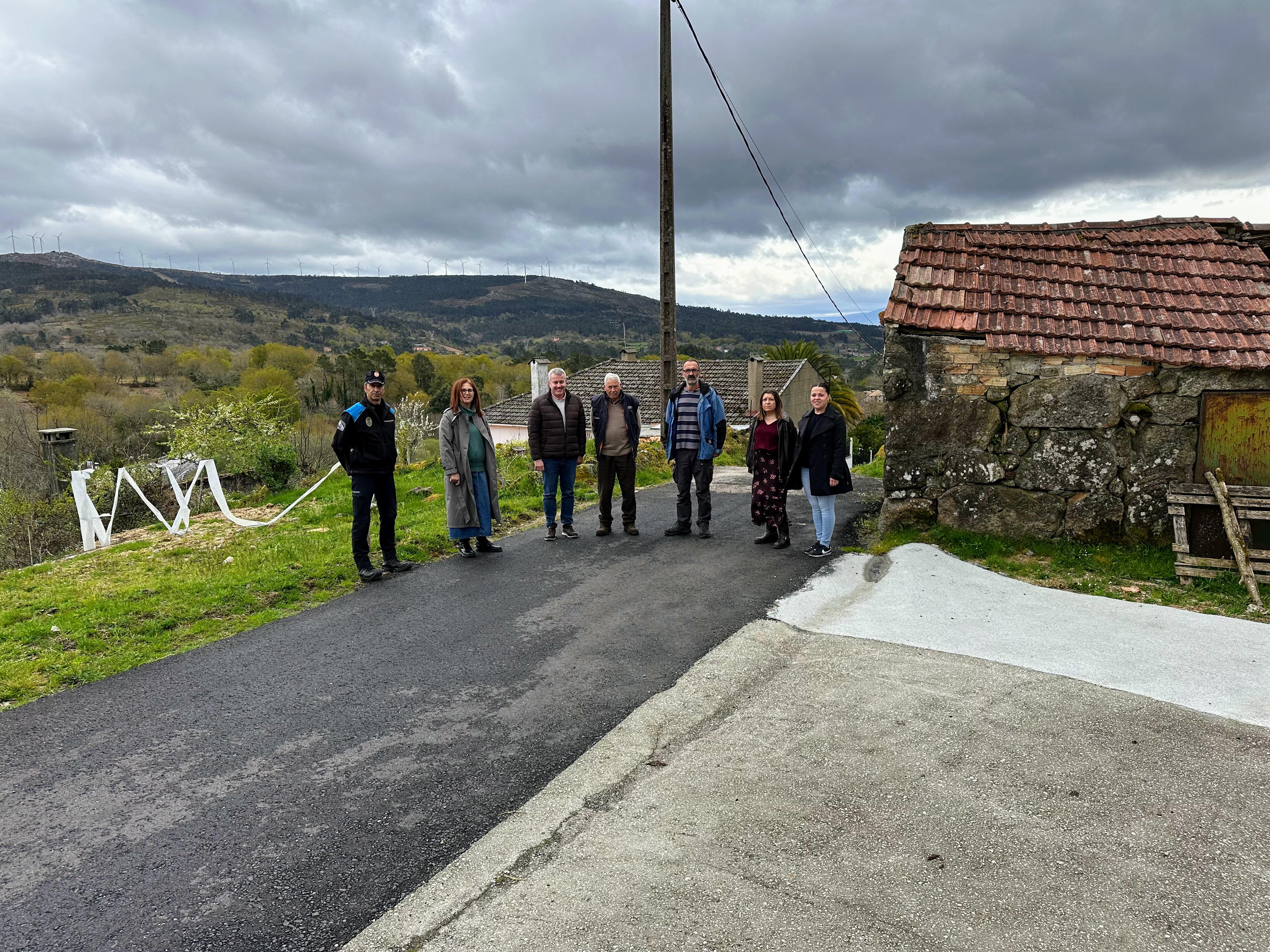 O Alcalde visita o lugar de Gundián en Petán no que recentemente se investiron 110.909,65€ para a construción do saneamento, instalación dunha depuradora biolóxica e asfaltado de 518 m. de pista municipal.