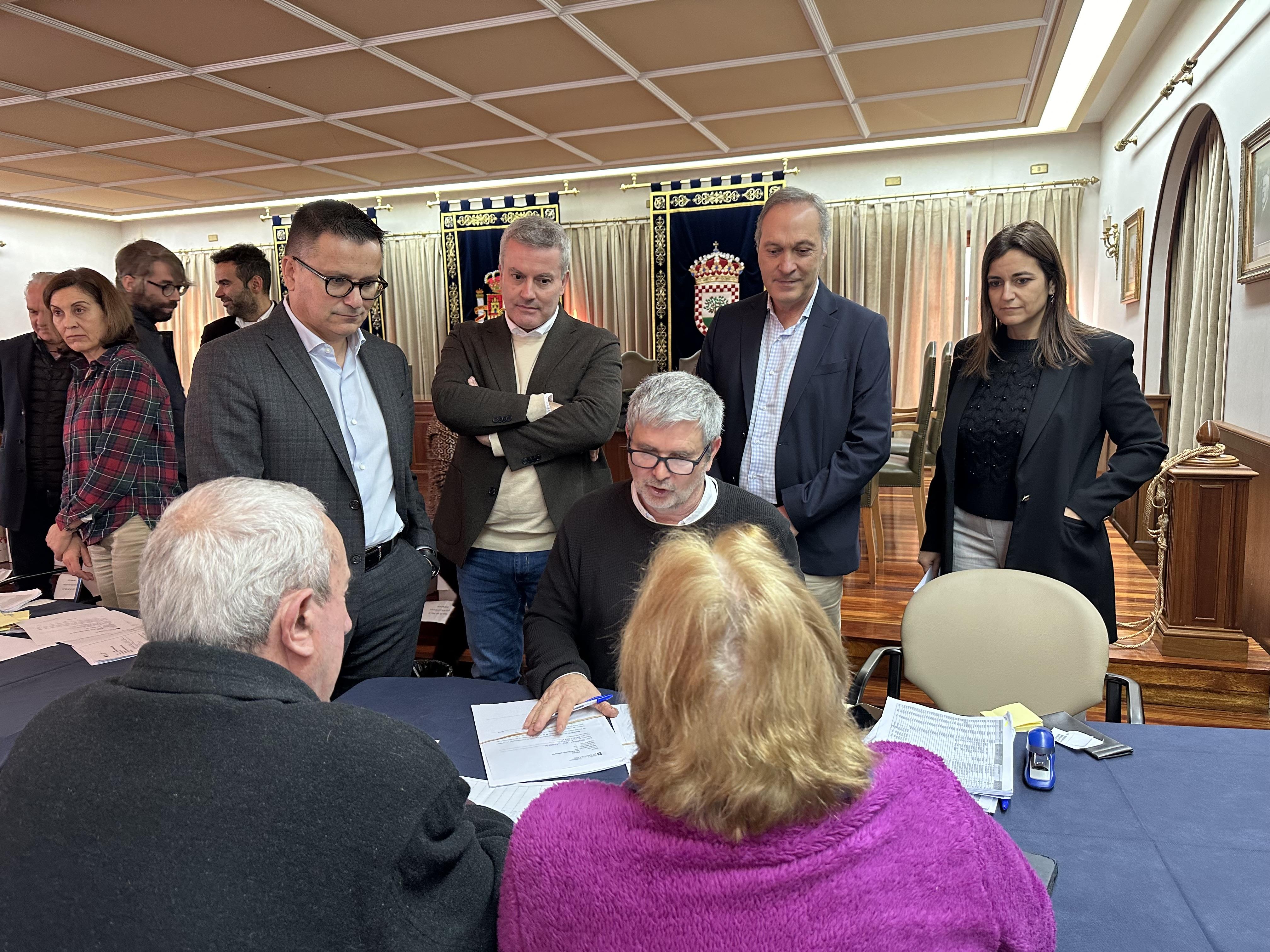 Esta mañá entregáronse no Concello os títulos de propiedade da parcelaria de Oroso a 629 propietarios.