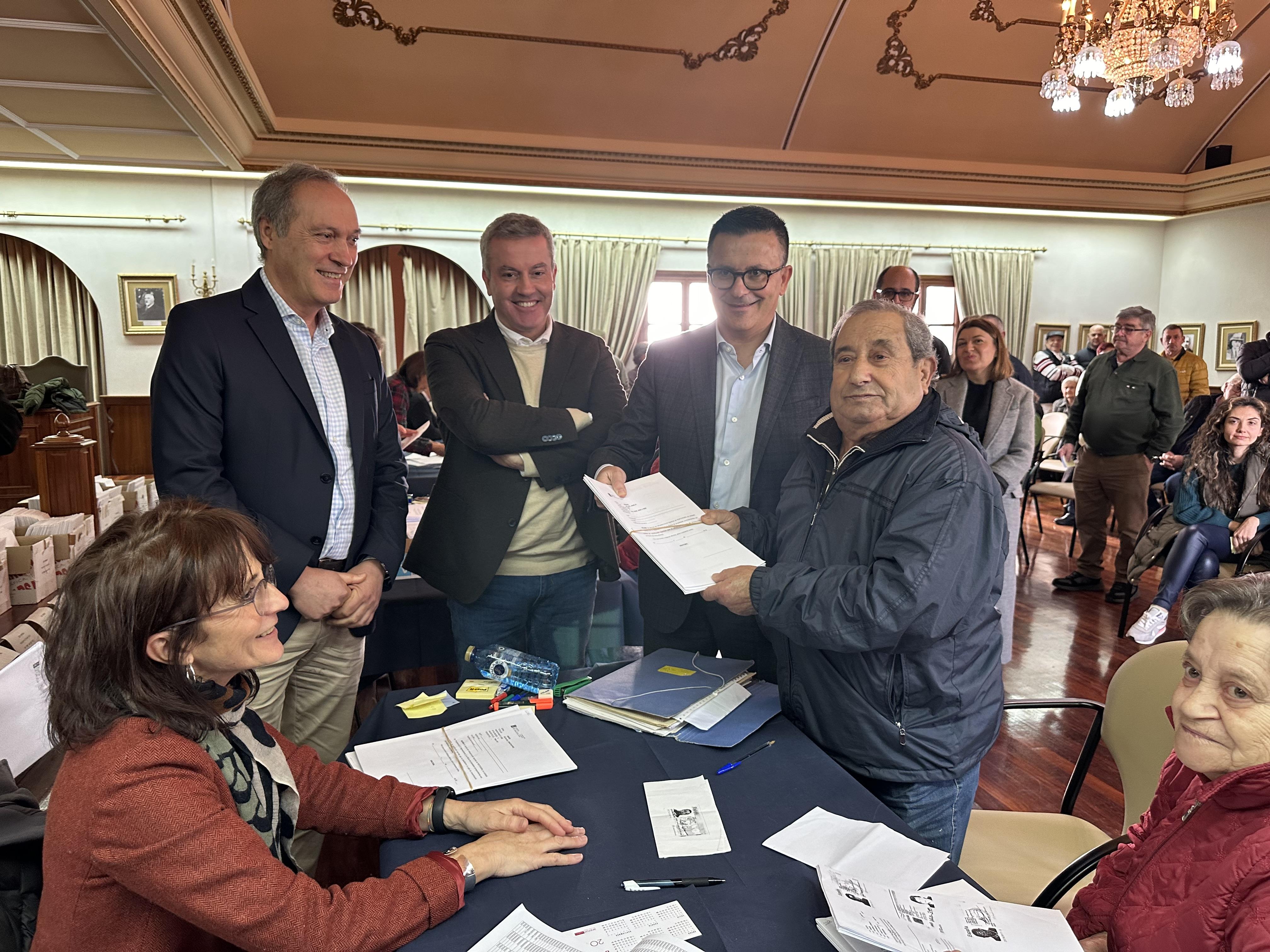 Esta mañá entregáronse no Concello os títulos de propiedade da parcelaria de Oroso a 629 propietarios.