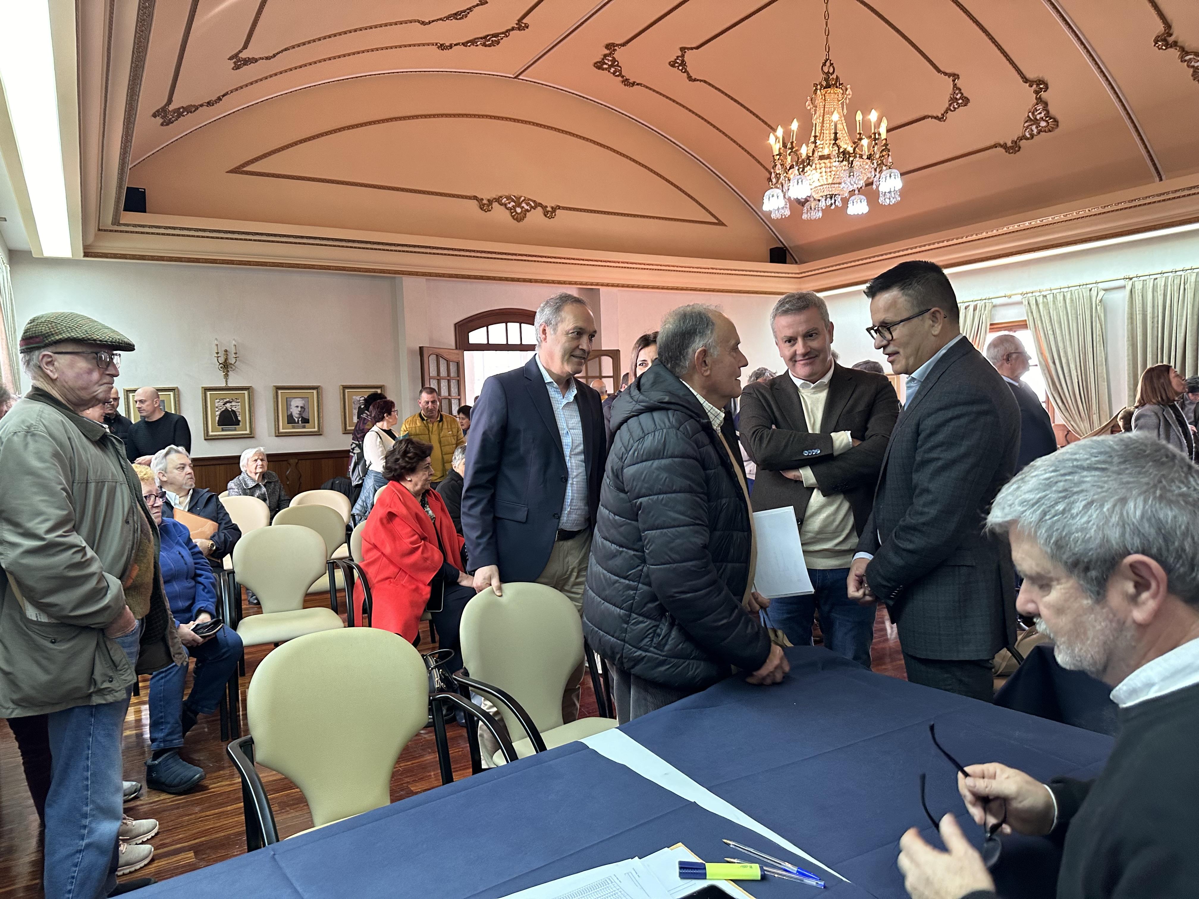Esta mañá entregáronse no Concello os títulos de propiedade da parcelaria de Oroso a 629 propietarios.