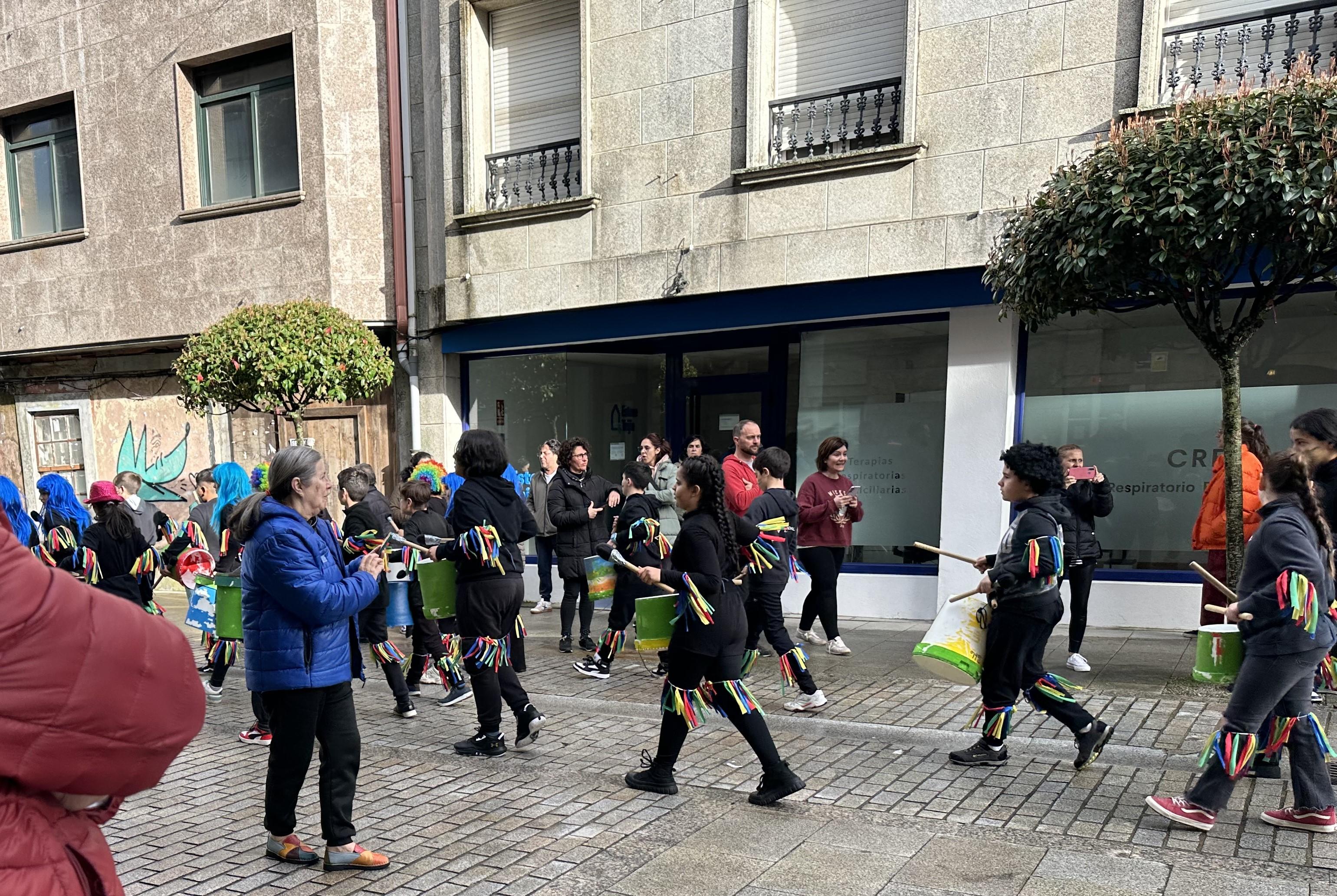 @s alumn@s do CPI da Cañiza acompañados dos profesores e a directora do Centro celebraron esta mañá o seu entroido cun desfile polas principais rúas da Cañiza.