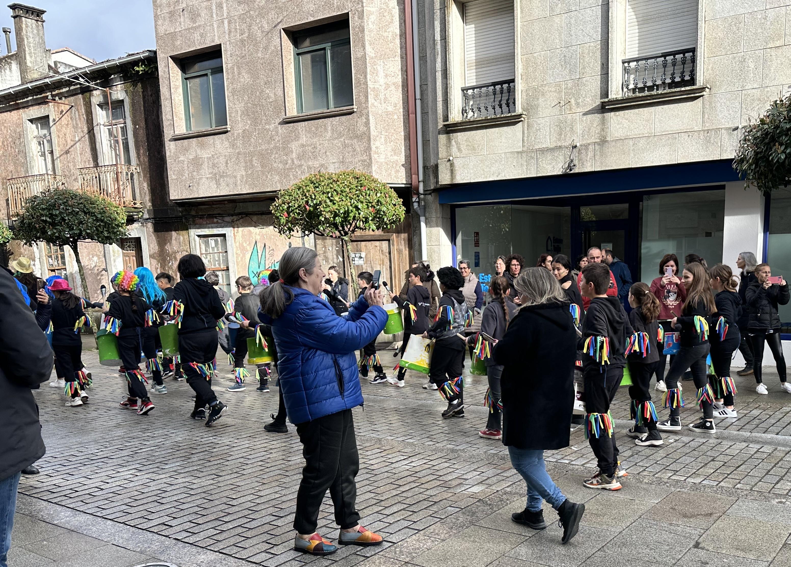 @s alumn@s do CPI da Cañiza acompañados dos profesores e a directora do Centro celebraron esta mañá o seu entroido cun desfile polas principais rúas da Cañiza.